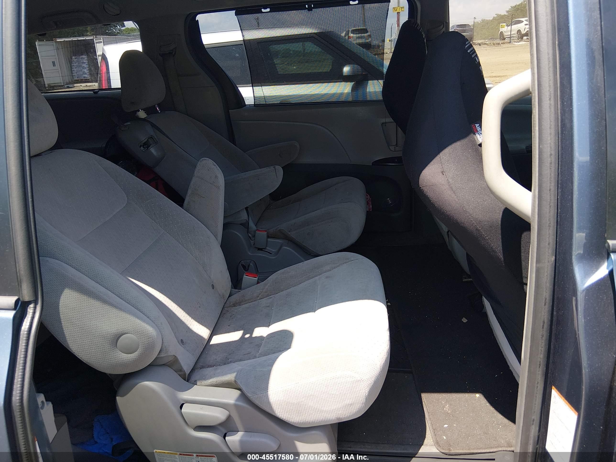 2015 Toyota Sienna Le 8 Passenger Синий vin: 5TDKK3DC8FS681801