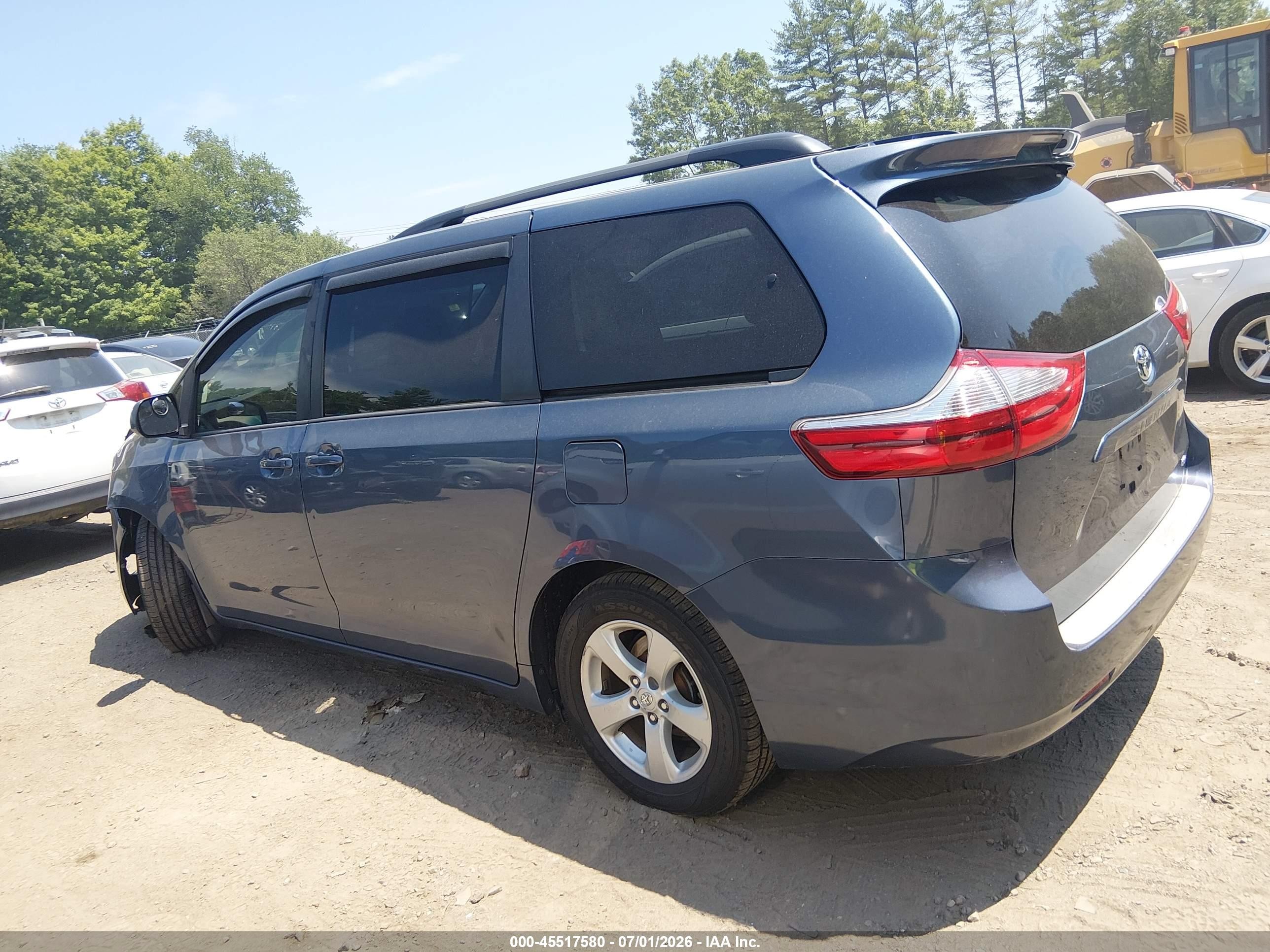 2015 Toyota Sienna Le 8 Passenger Синий vin: 5TDKK3DC8FS681801