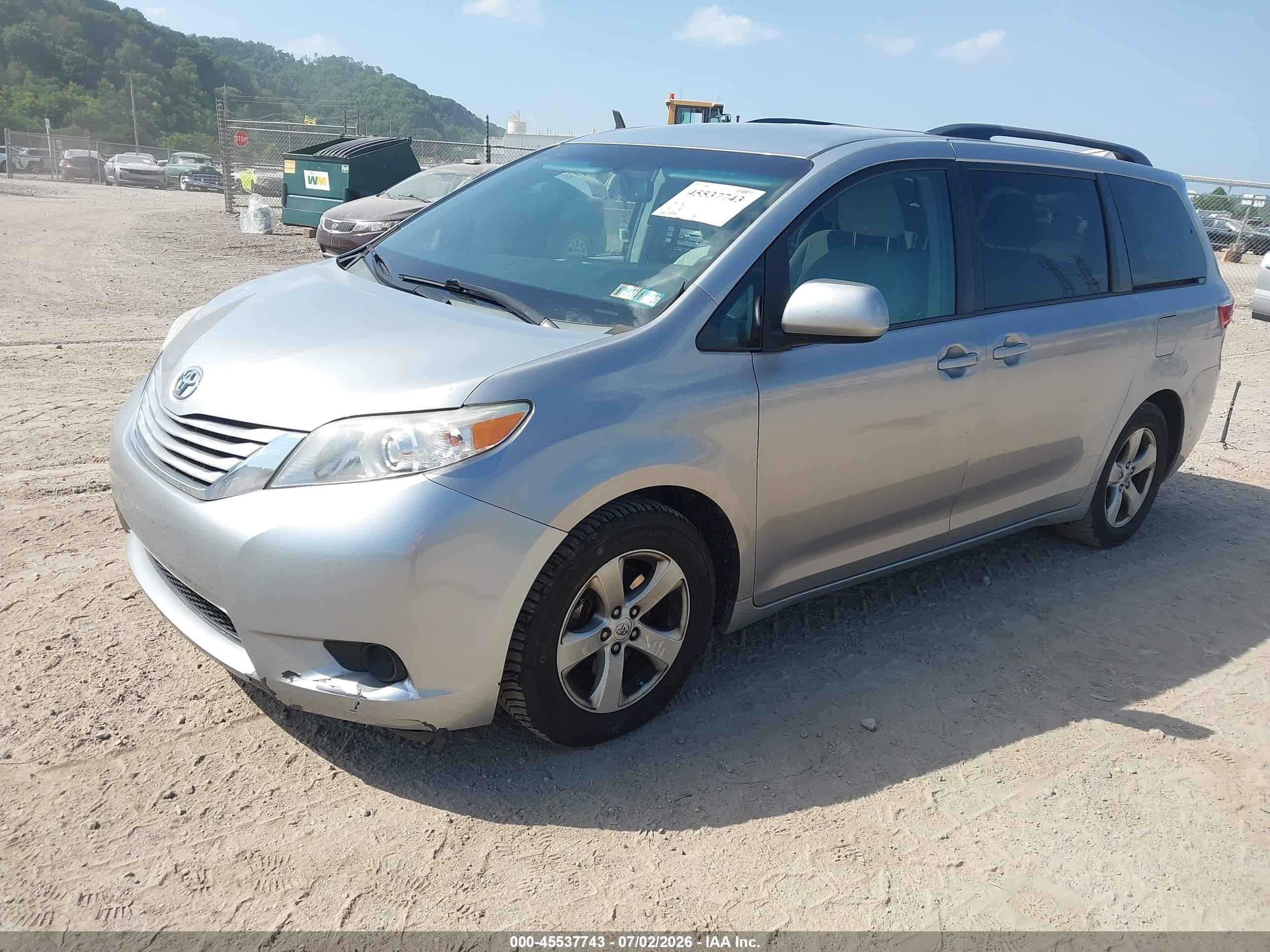 2015 Toyota Sienna Le 8 Passenger Silver vin: 5TDKK3DC8FS682673