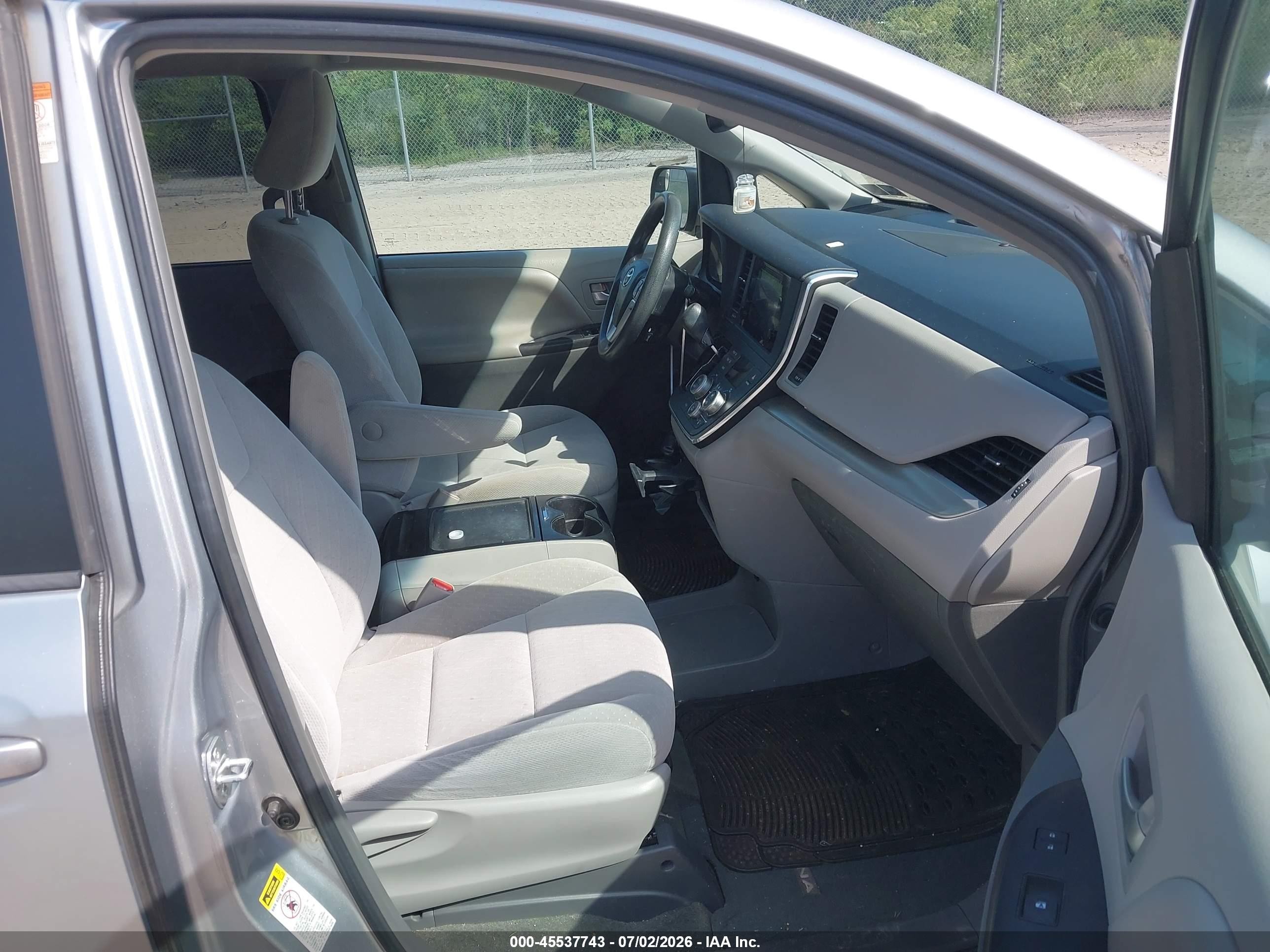 2015 Toyota Sienna Le 8 Passenger Silver vin: 5TDKK3DC8FS682673