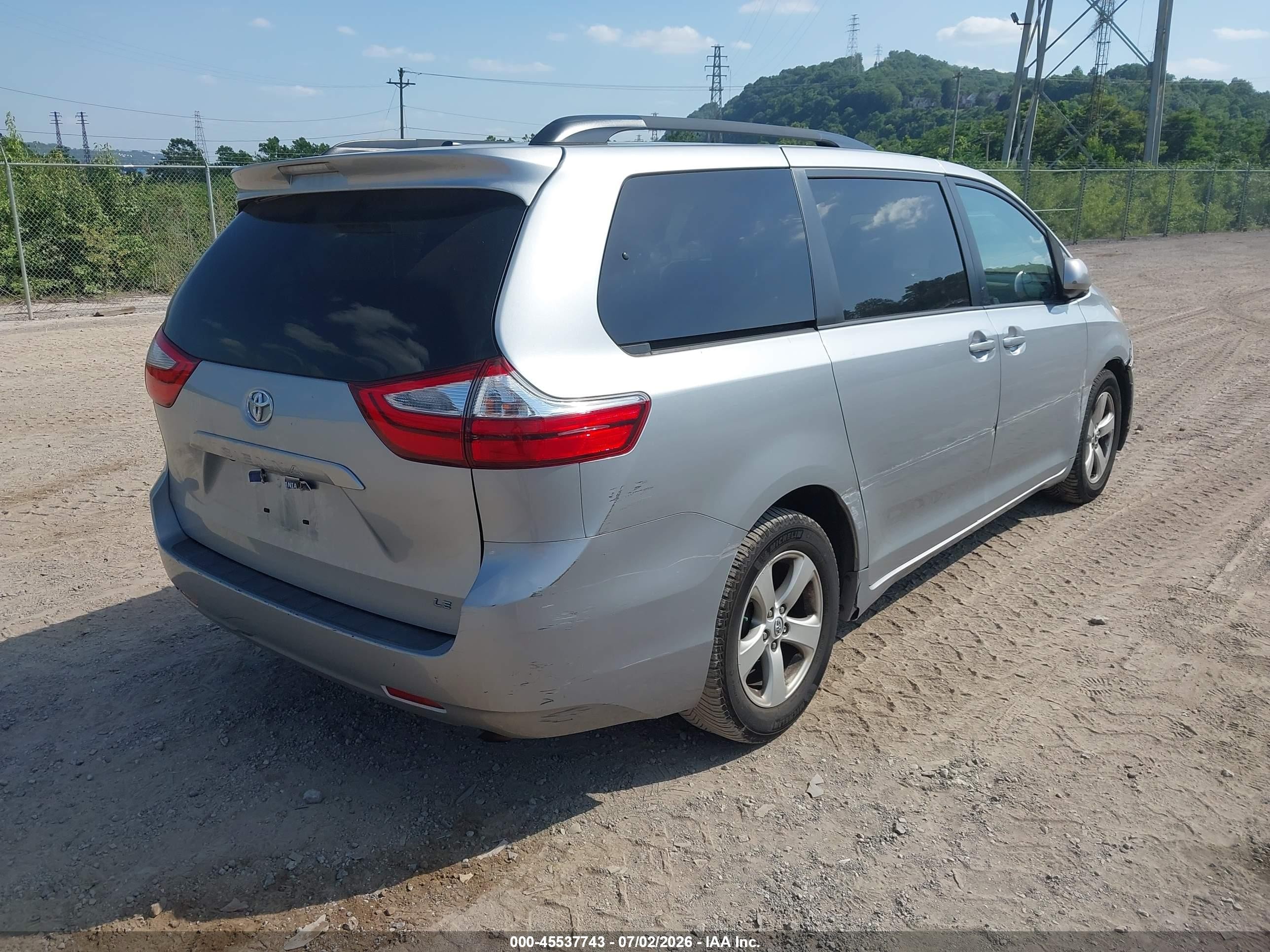 2015 Toyota Sienna Le 8 Passenger Silver vin: 5TDKK3DC8FS682673