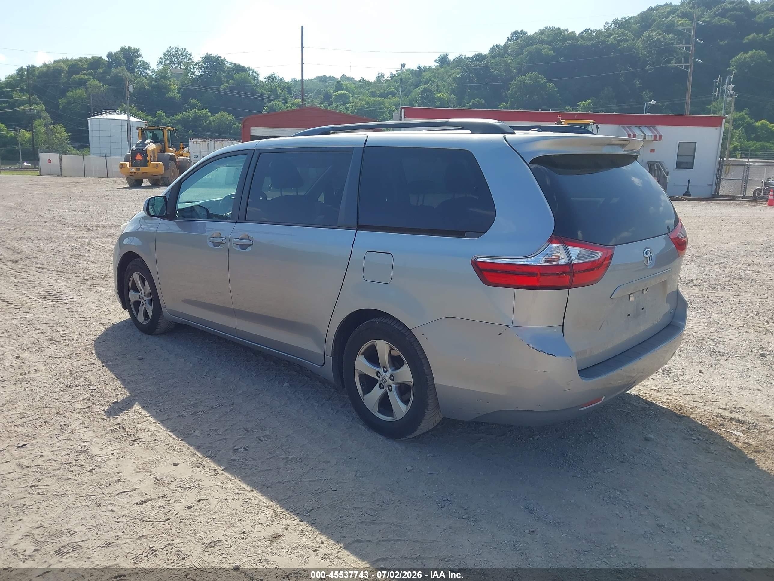 2015 Toyota Sienna Le 8 Passenger Silver vin: 5TDKK3DC8FS682673