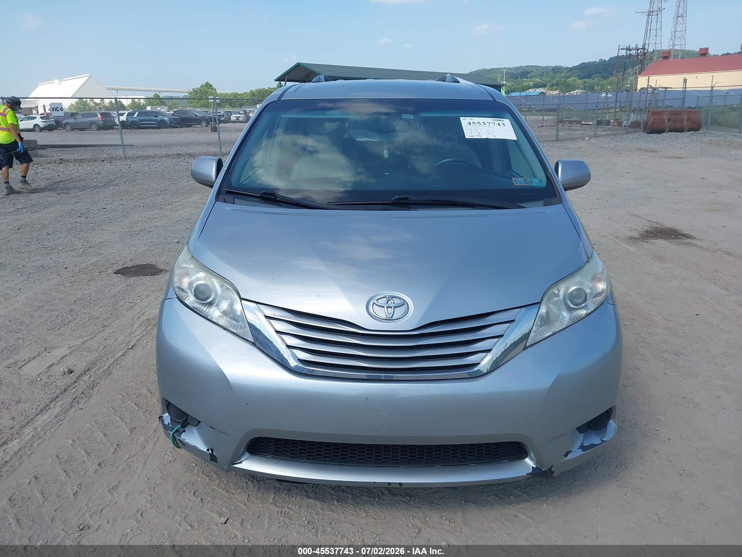 2015 Toyota Sienna Le 8 Passenger Silver vin: 5TDKK3DC8FS682673