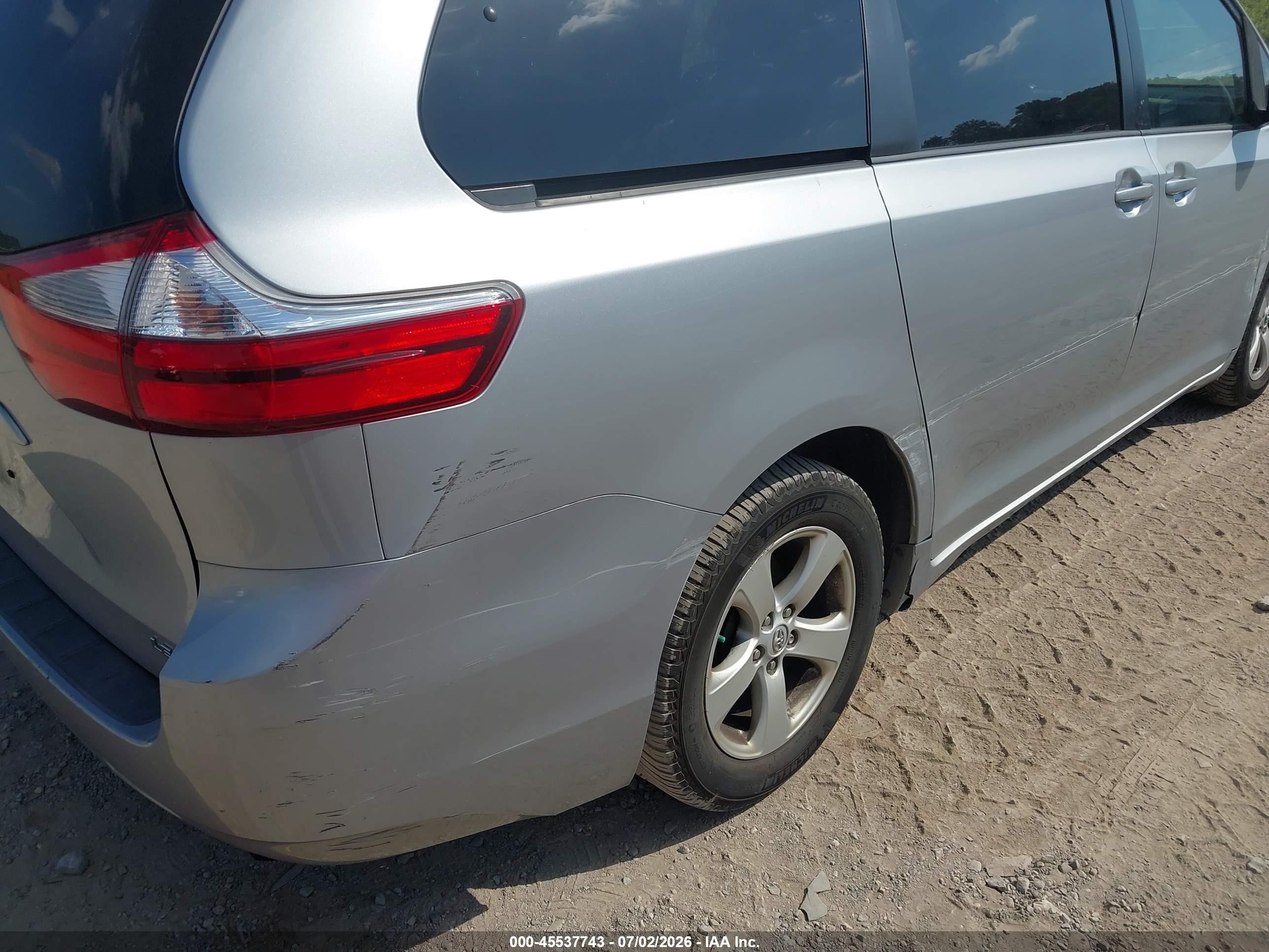 2015 Toyota Sienna Le 8 Passenger Silver vin: 5TDKK3DC8FS682673