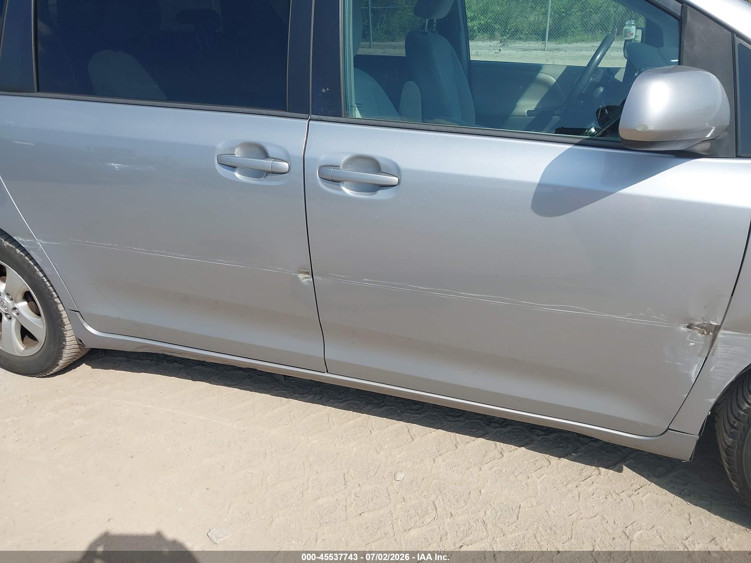 2015 Toyota Sienna Le 8 Passenger Silver vin: 5TDKK3DC8FS682673