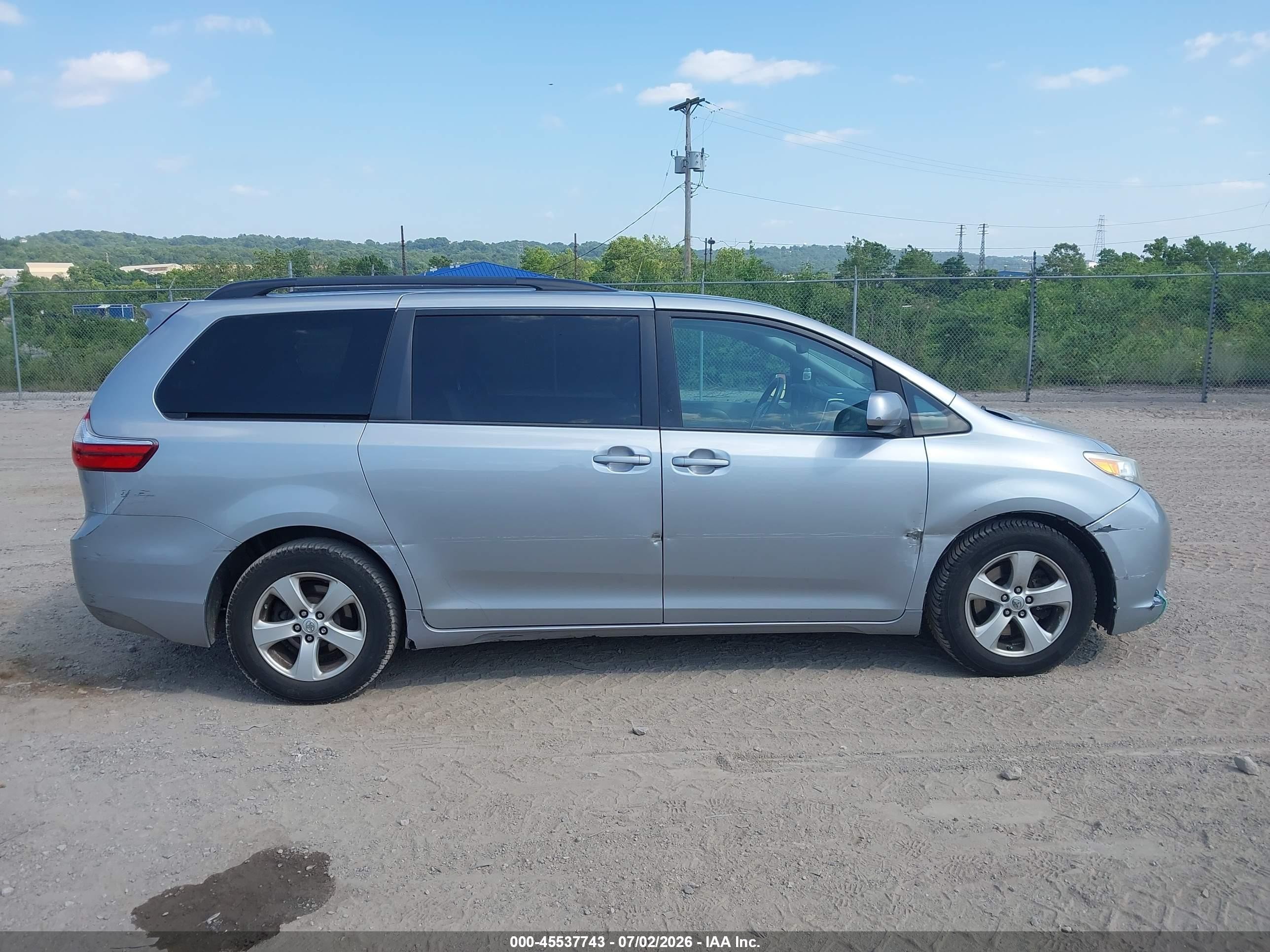2015 Toyota Sienna Le 8 Passenger Silver vin: 5TDKK3DC8FS682673