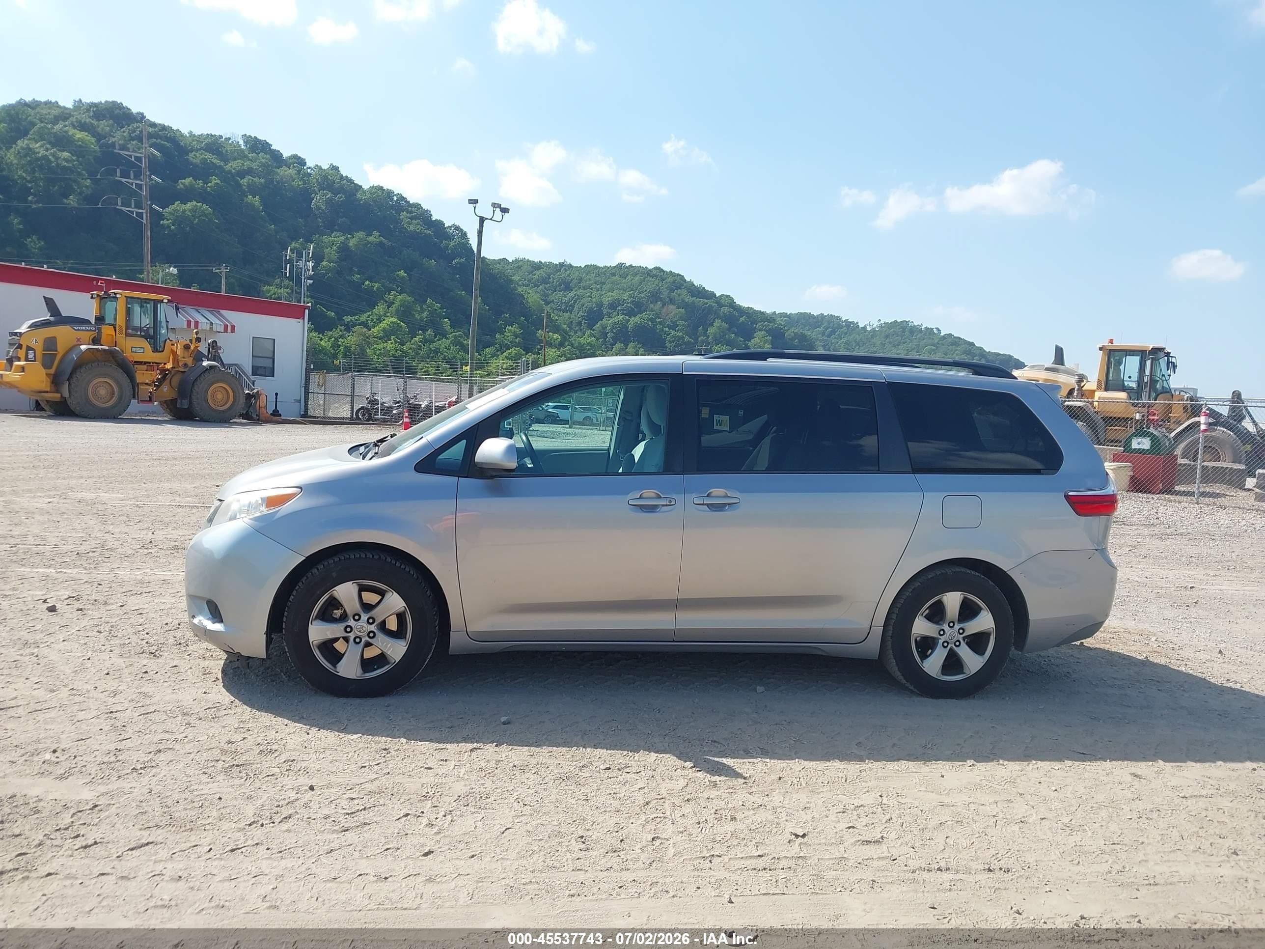 2015 Toyota Sienna Le 8 Passenger Silver vin: 5TDKK3DC8FS682673