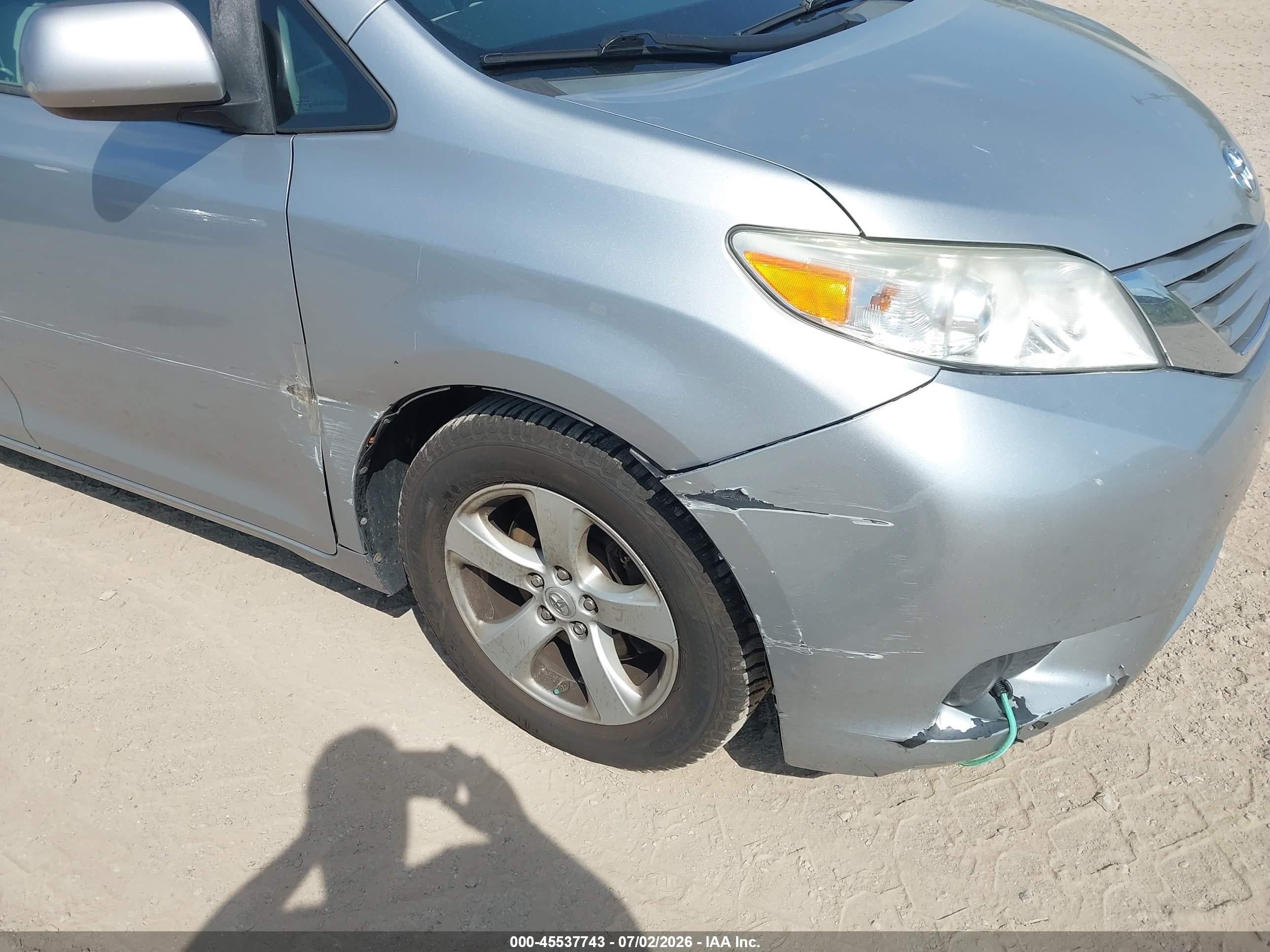 2015 Toyota Sienna Le 8 Passenger Silver vin: 5TDKK3DC8FS682673