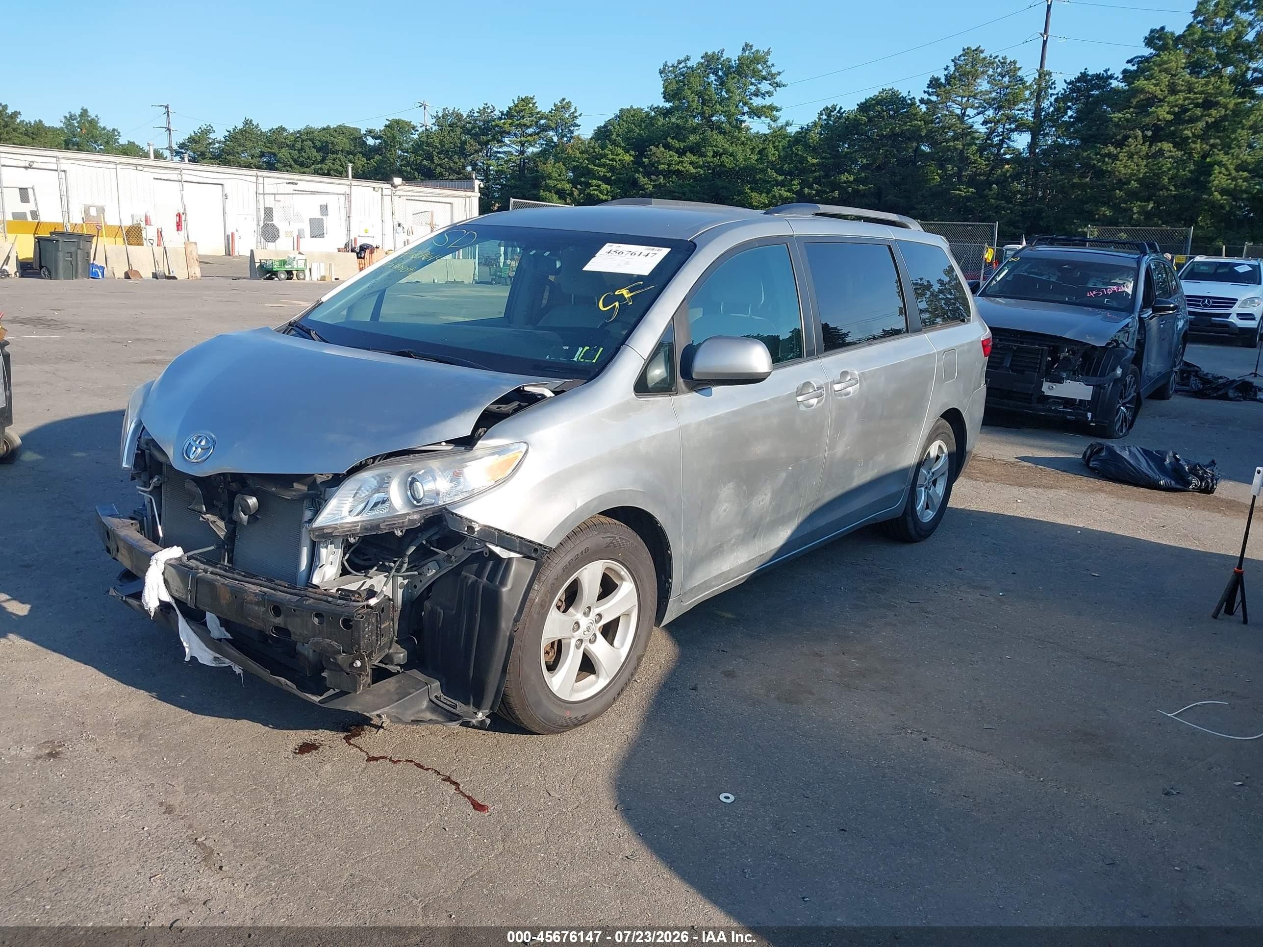 2015 Toyota Sienna Le 8 Passenger Silver vin: 5TDKK3DC8FS685198