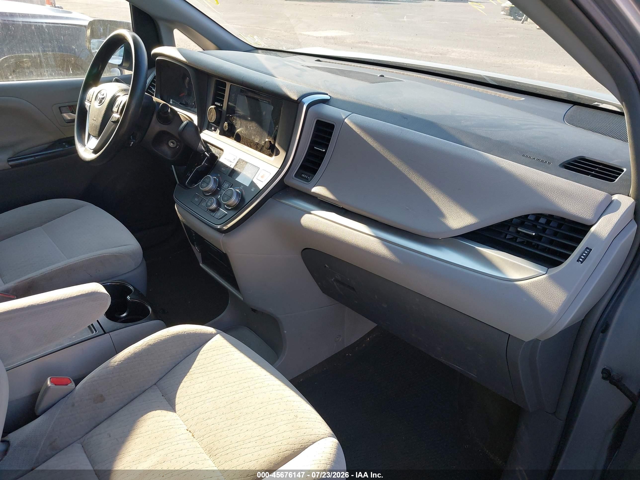 2015 Toyota Sienna Le 8 Passenger Silver vin: 5TDKK3DC8FS685198