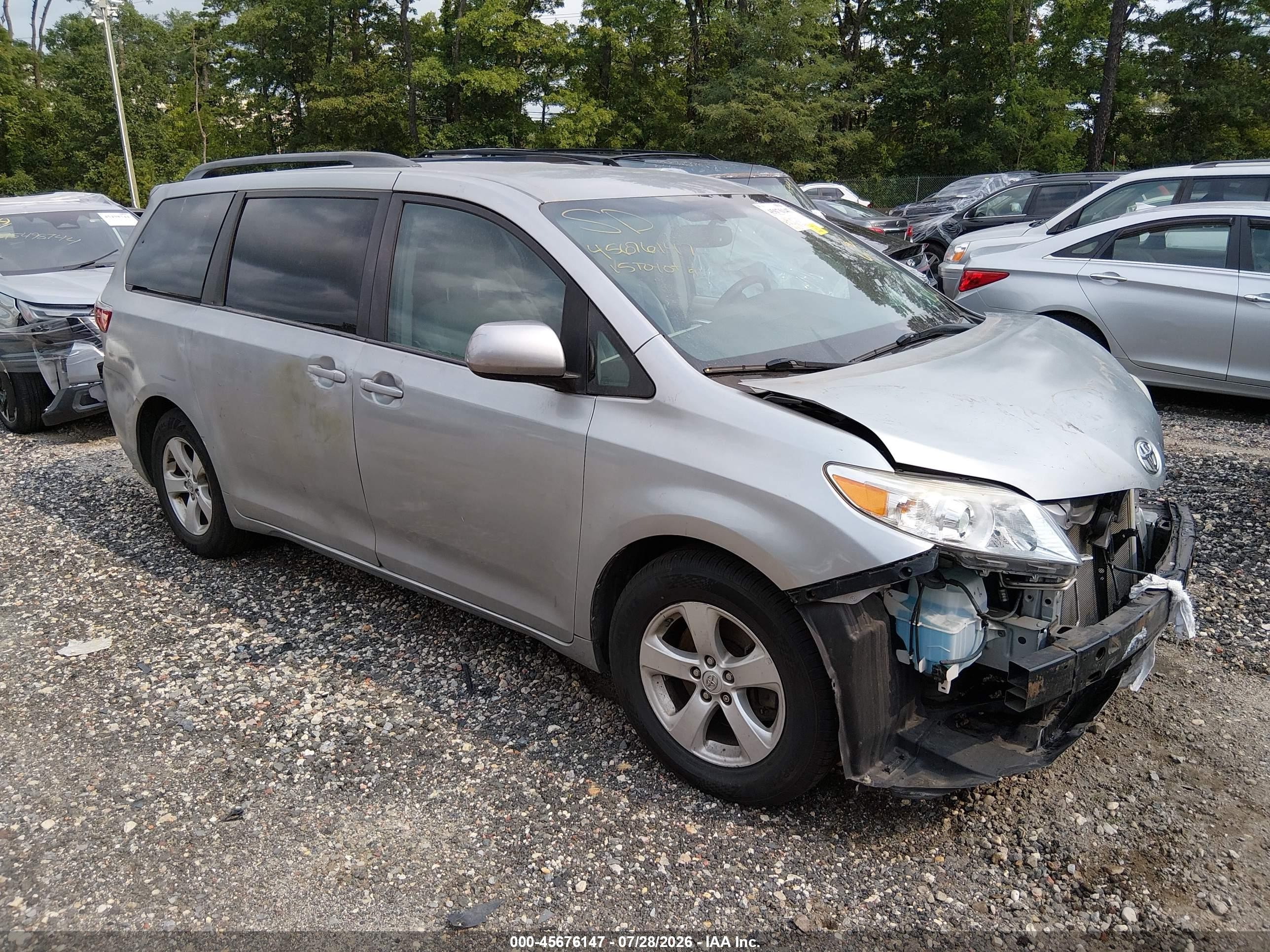 2015 Toyota Sienna Le 8 Passenger Серебряный vin: 5TDKK3DC8FS685198