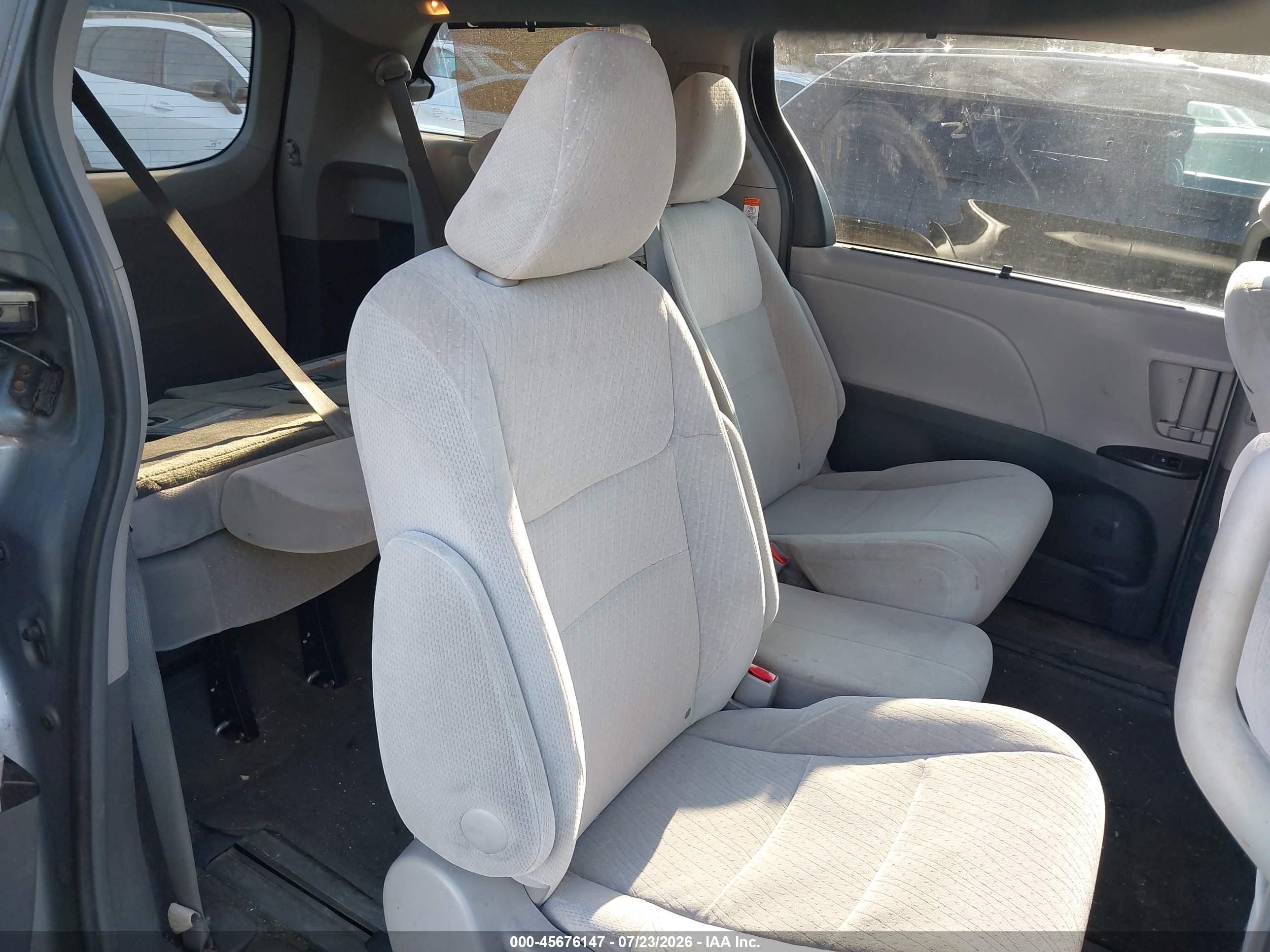 2015 Toyota Sienna Le 8 Passenger Silver vin: 5TDKK3DC8FS685198