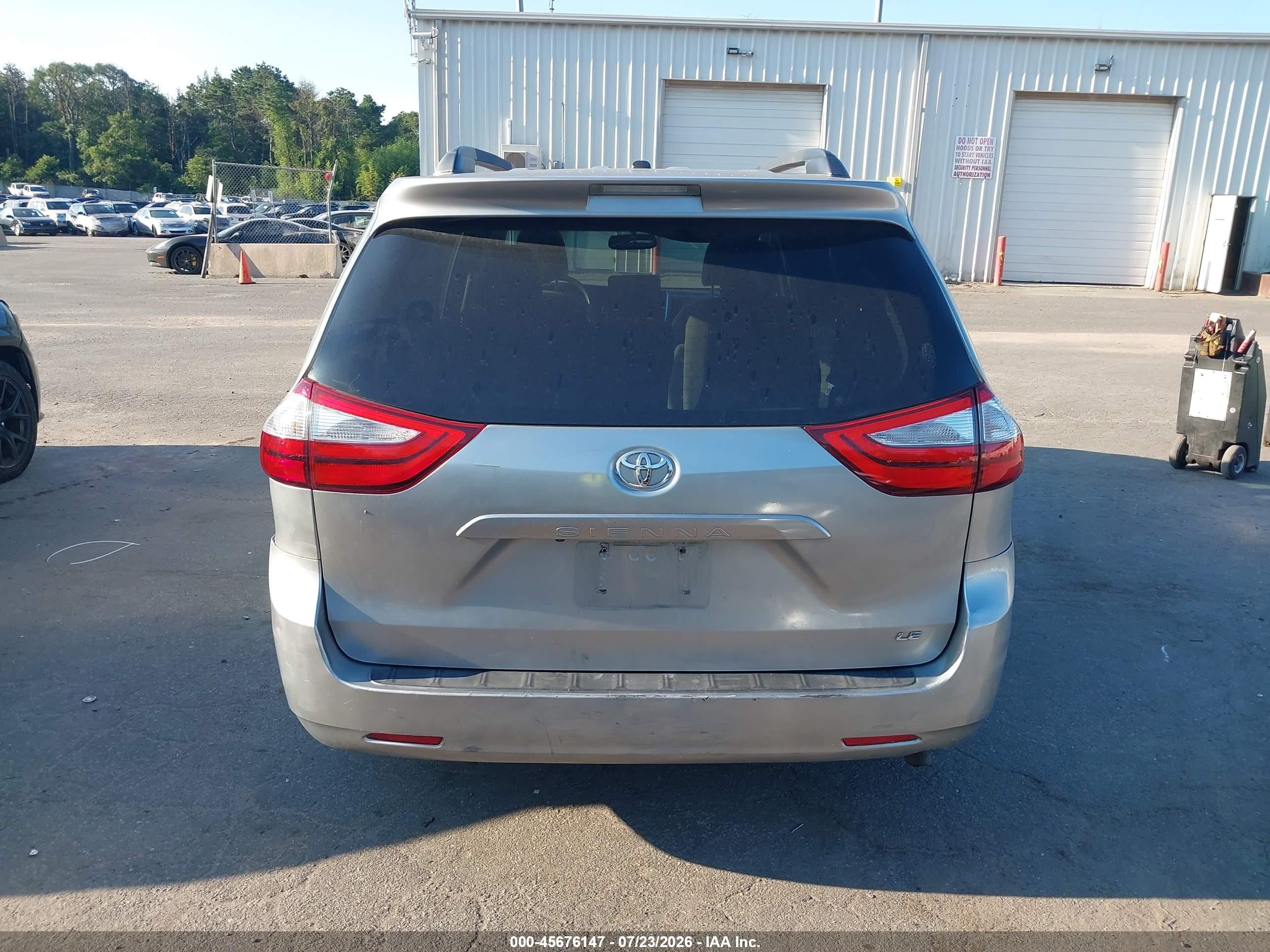 2015 Toyota Sienna Le 8 Passenger Silver vin: 5TDKK3DC8FS685198