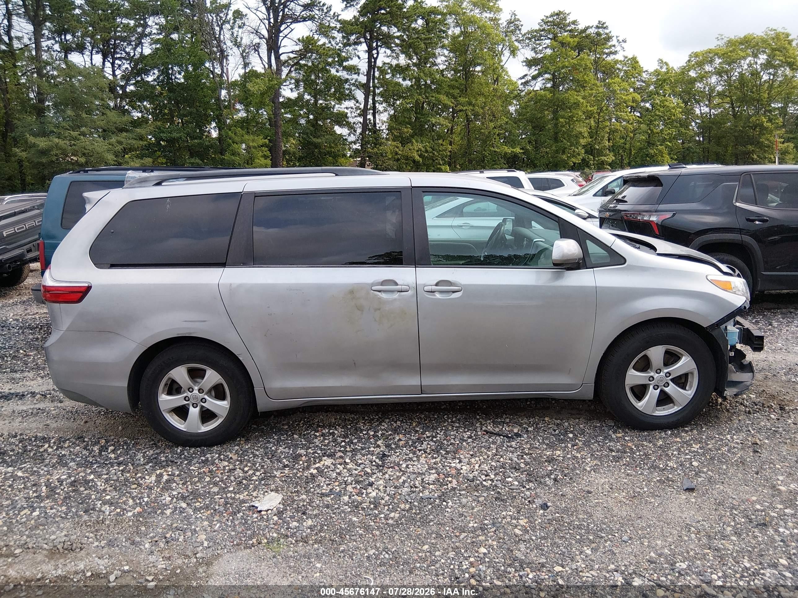 2015 Toyota Sienna Le 8 Passenger Silver vin: 5TDKK3DC8FS685198