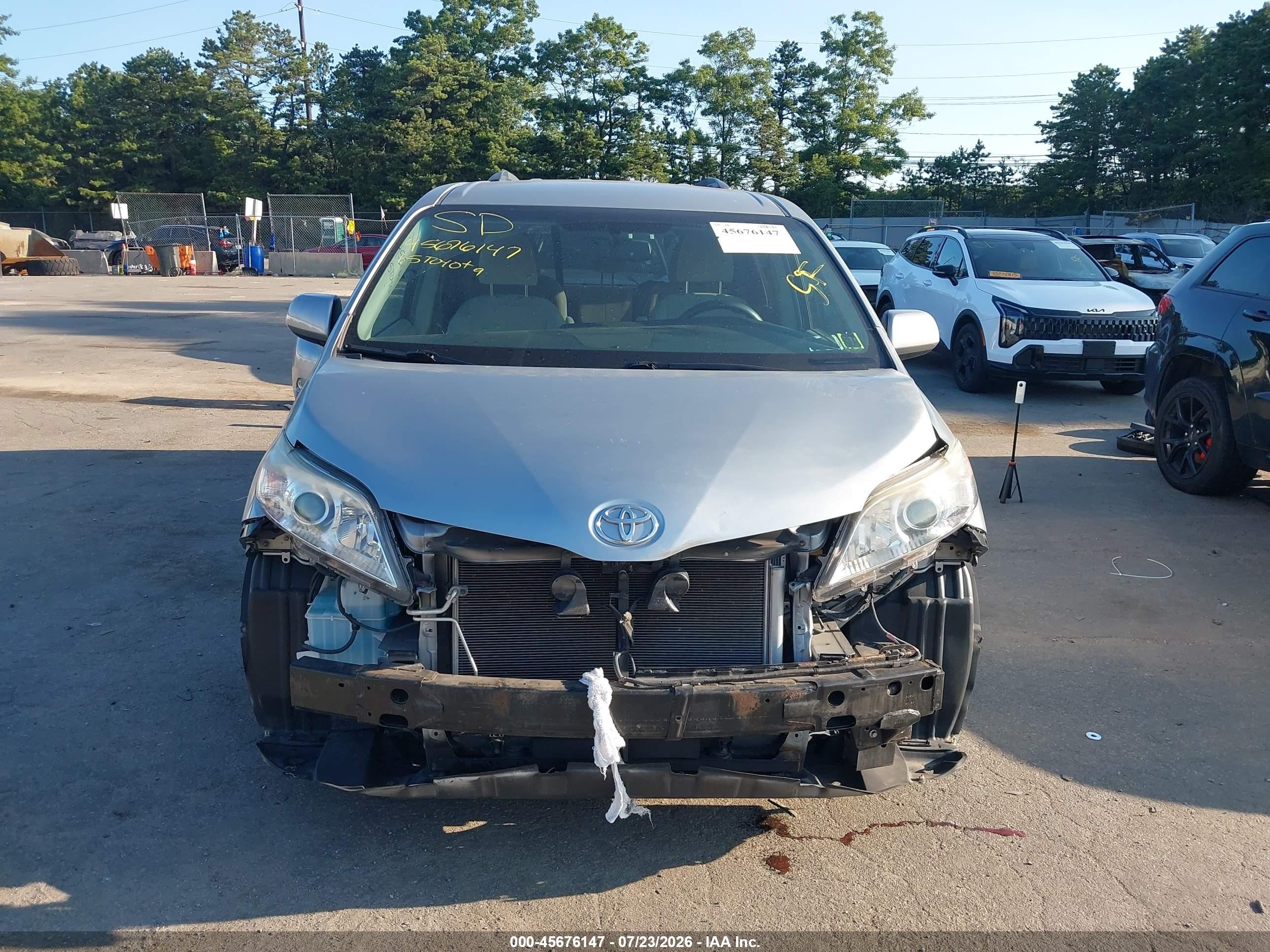 2015 Toyota Sienna Le 8 Passenger Silver vin: 5TDKK3DC8FS685198