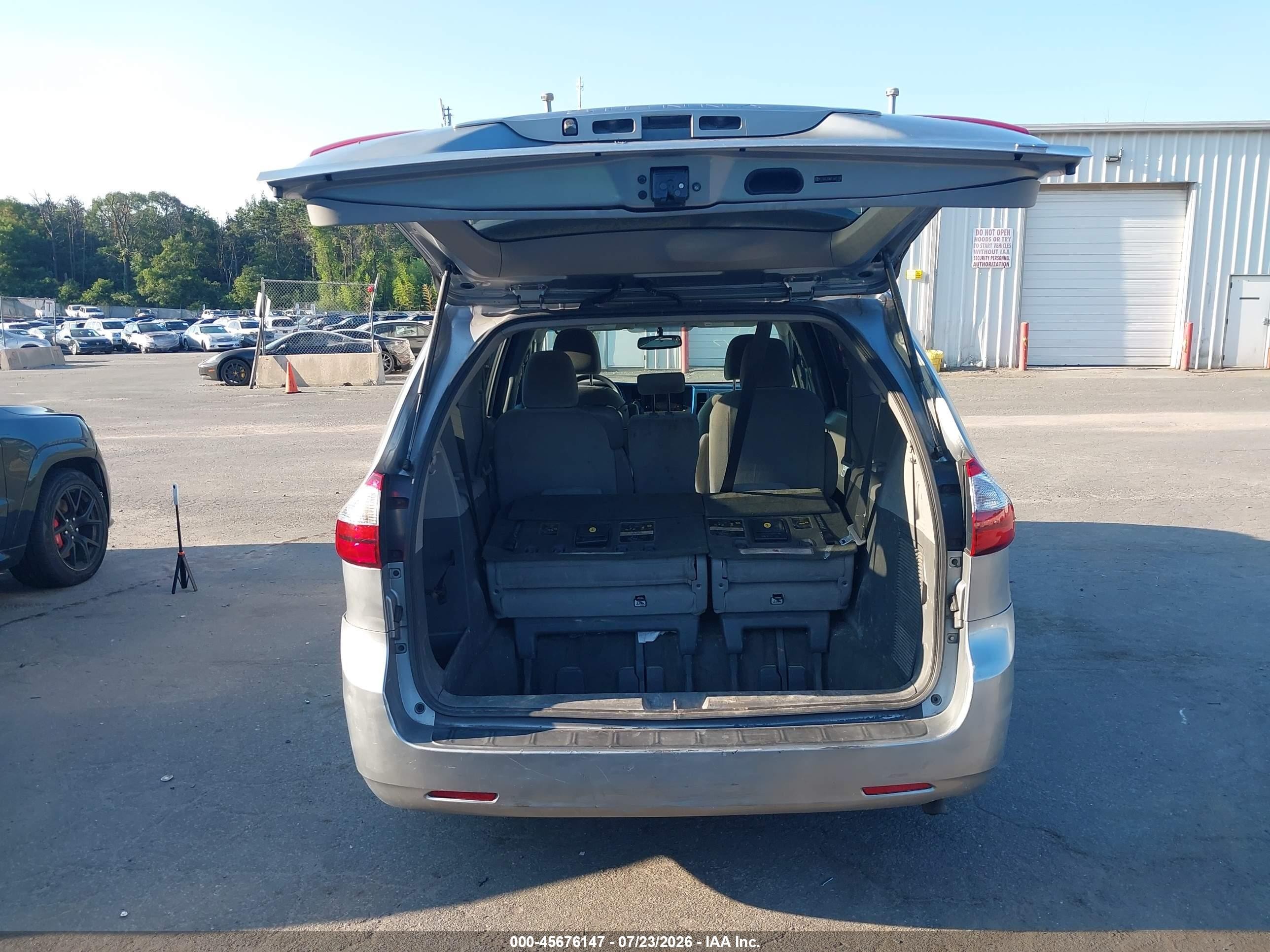 2015 Toyota Sienna Le 8 Passenger Silver vin: 5TDKK3DC8FS685198