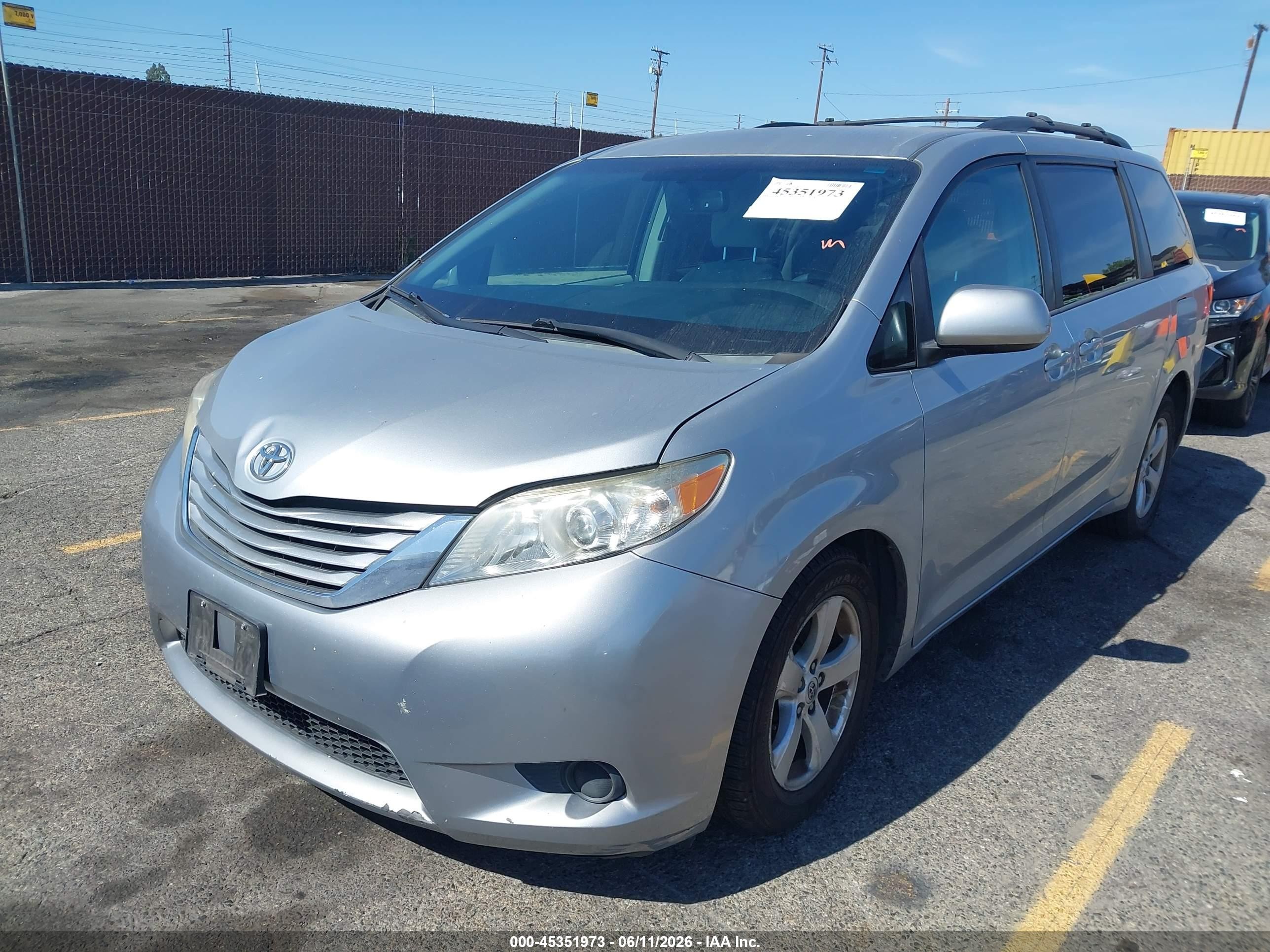 2015 Toyota Sienna Le 8 Passenger Silver vin: 5TDKK3DC8FS685511