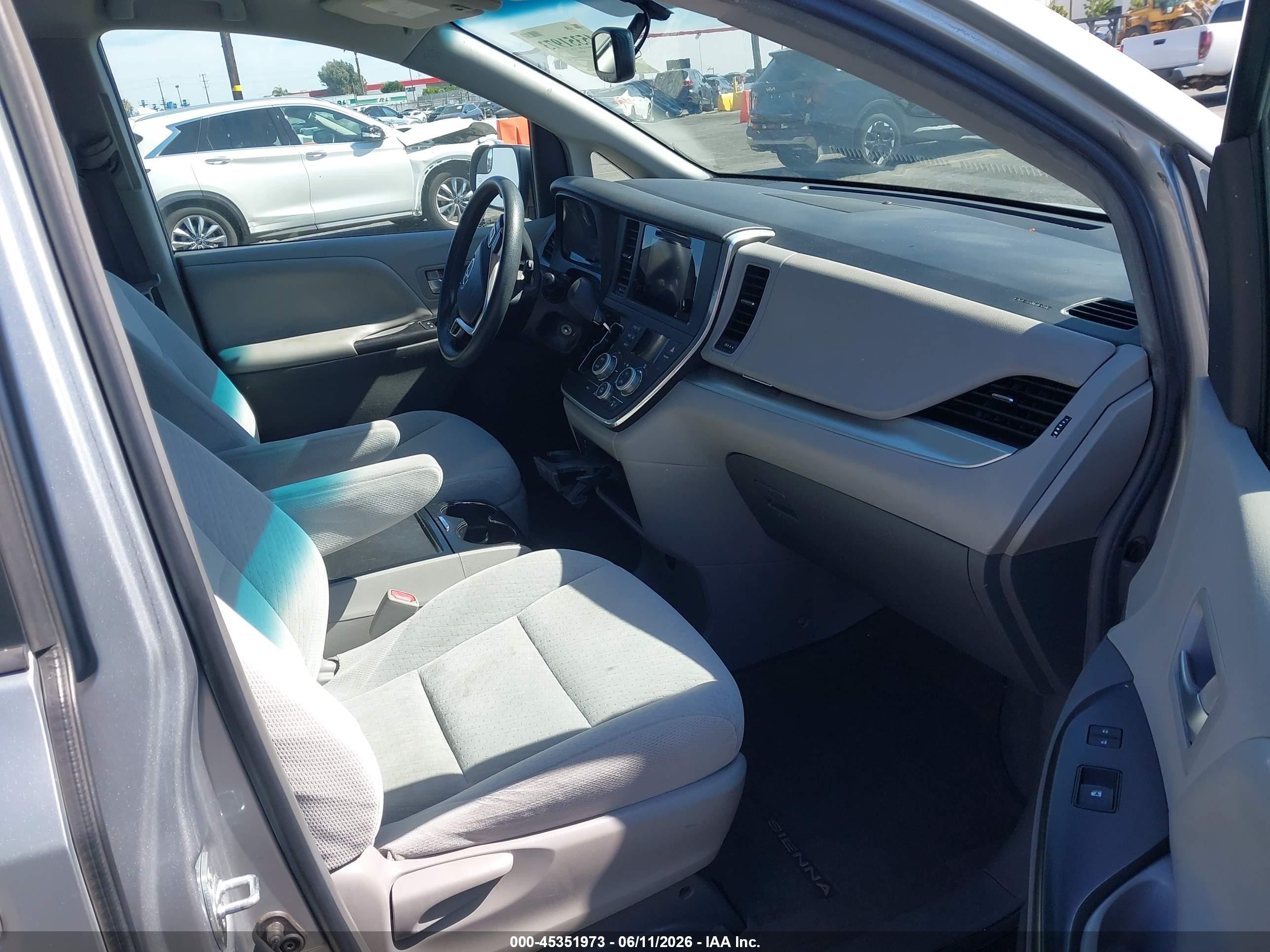 2015 Toyota Sienna Le 8 Passenger Silver vin: 5TDKK3DC8FS685511