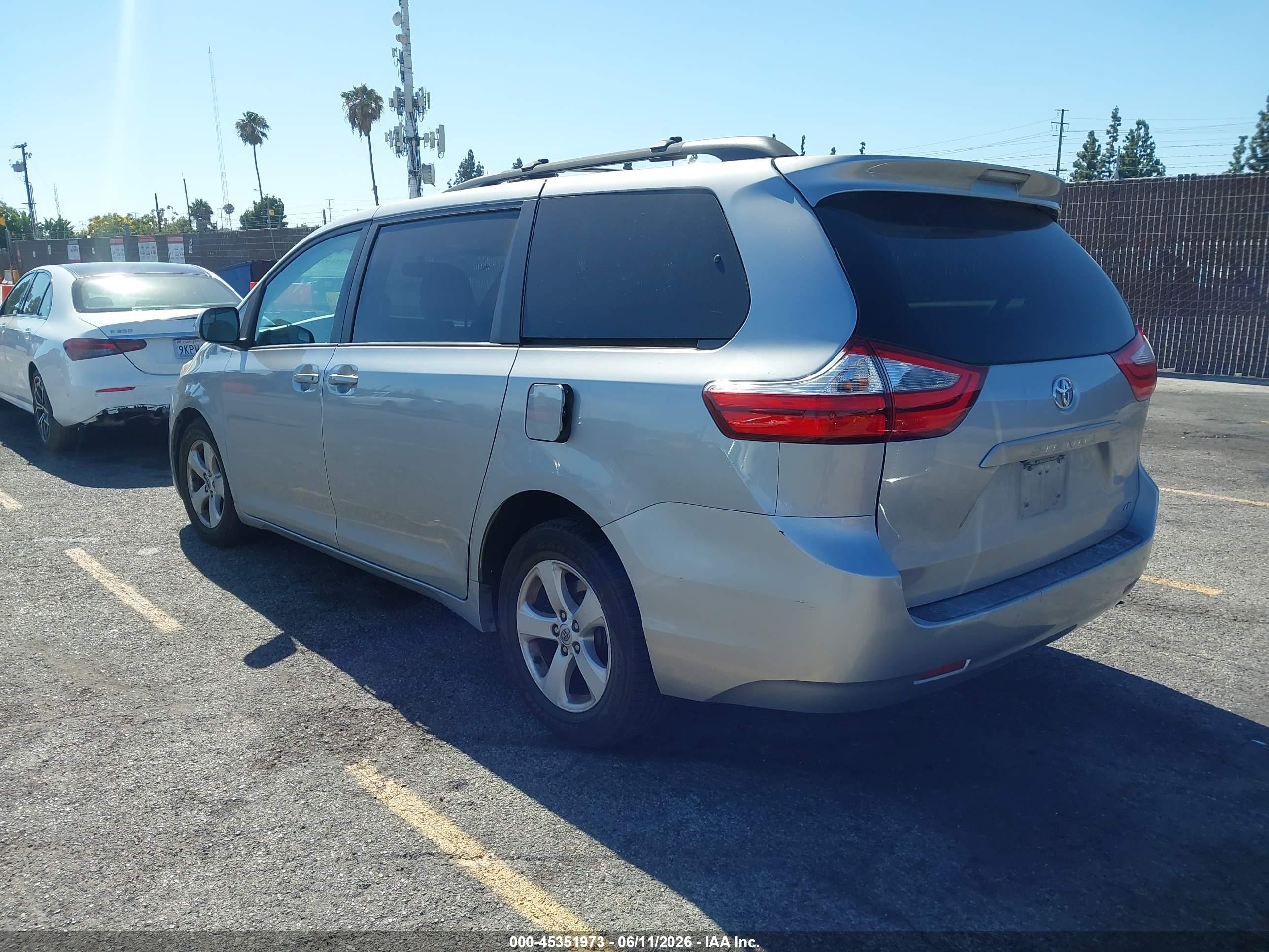 2015 Toyota Sienna Le 8 Passenger Silver vin: 5TDKK3DC8FS685511