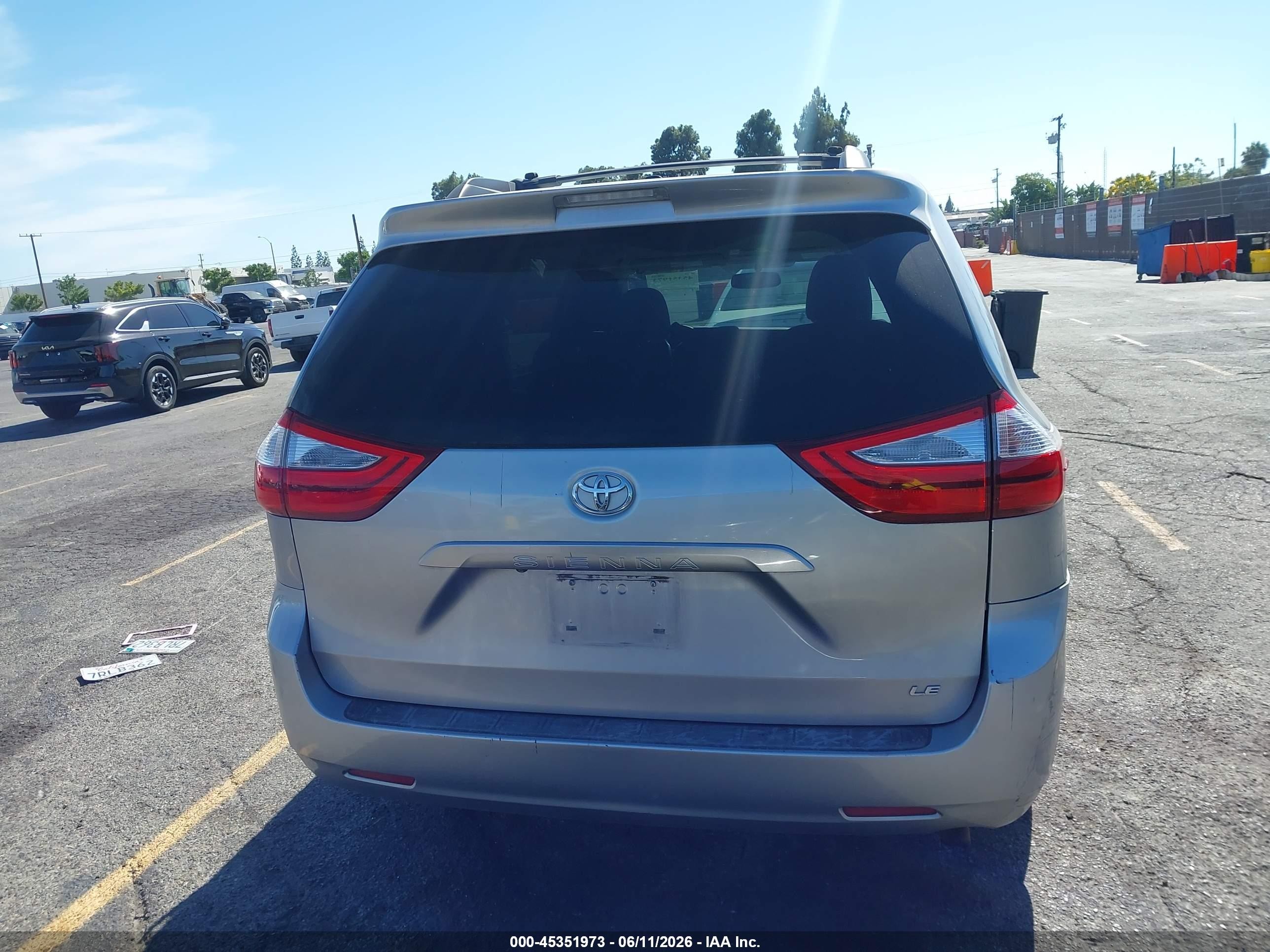 2015 Toyota Sienna Le 8 Passenger Silver vin: 5TDKK3DC8FS685511