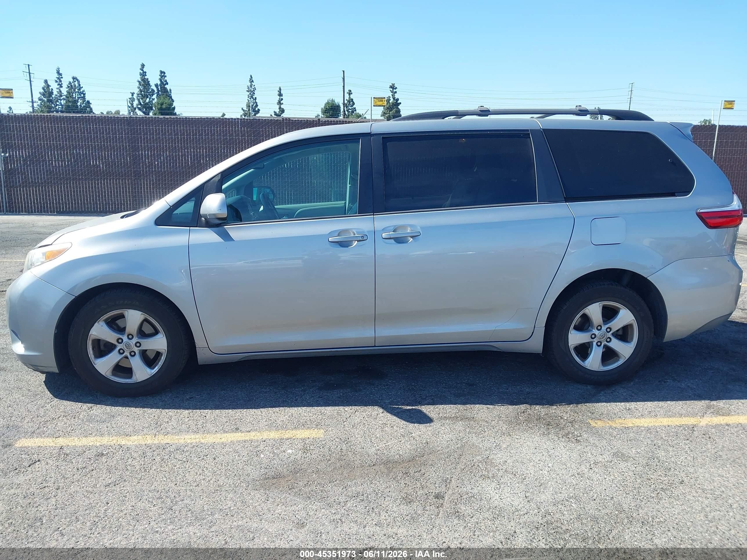2015 Toyota Sienna Le 8 Passenger Silver vin: 5TDKK3DC8FS685511