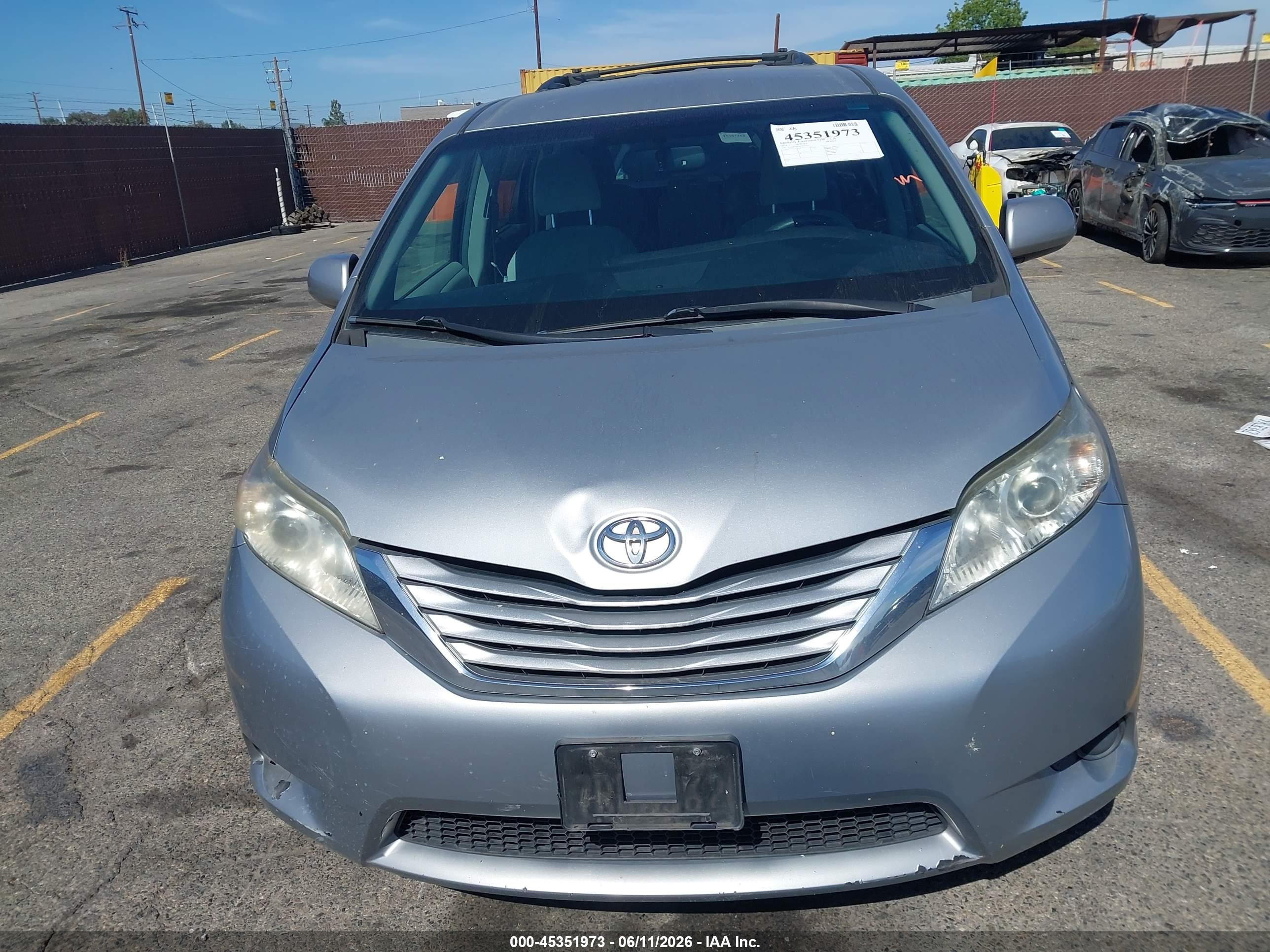 2015 Toyota Sienna Le 8 Passenger Silver vin: 5TDKK3DC8FS685511