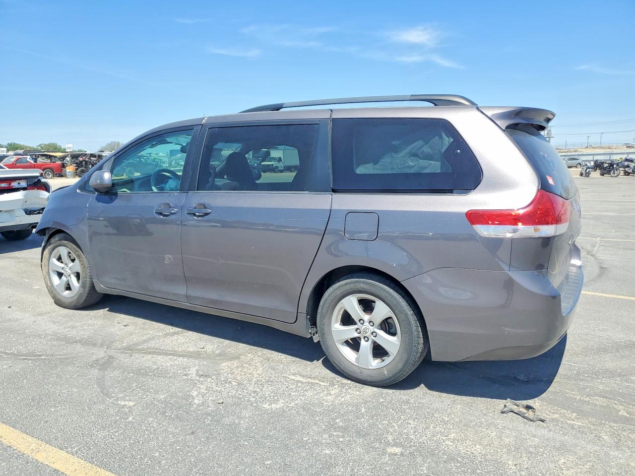 2011 Toyota Sienna Le Gray vin: 5TDKK3DC9BS005870