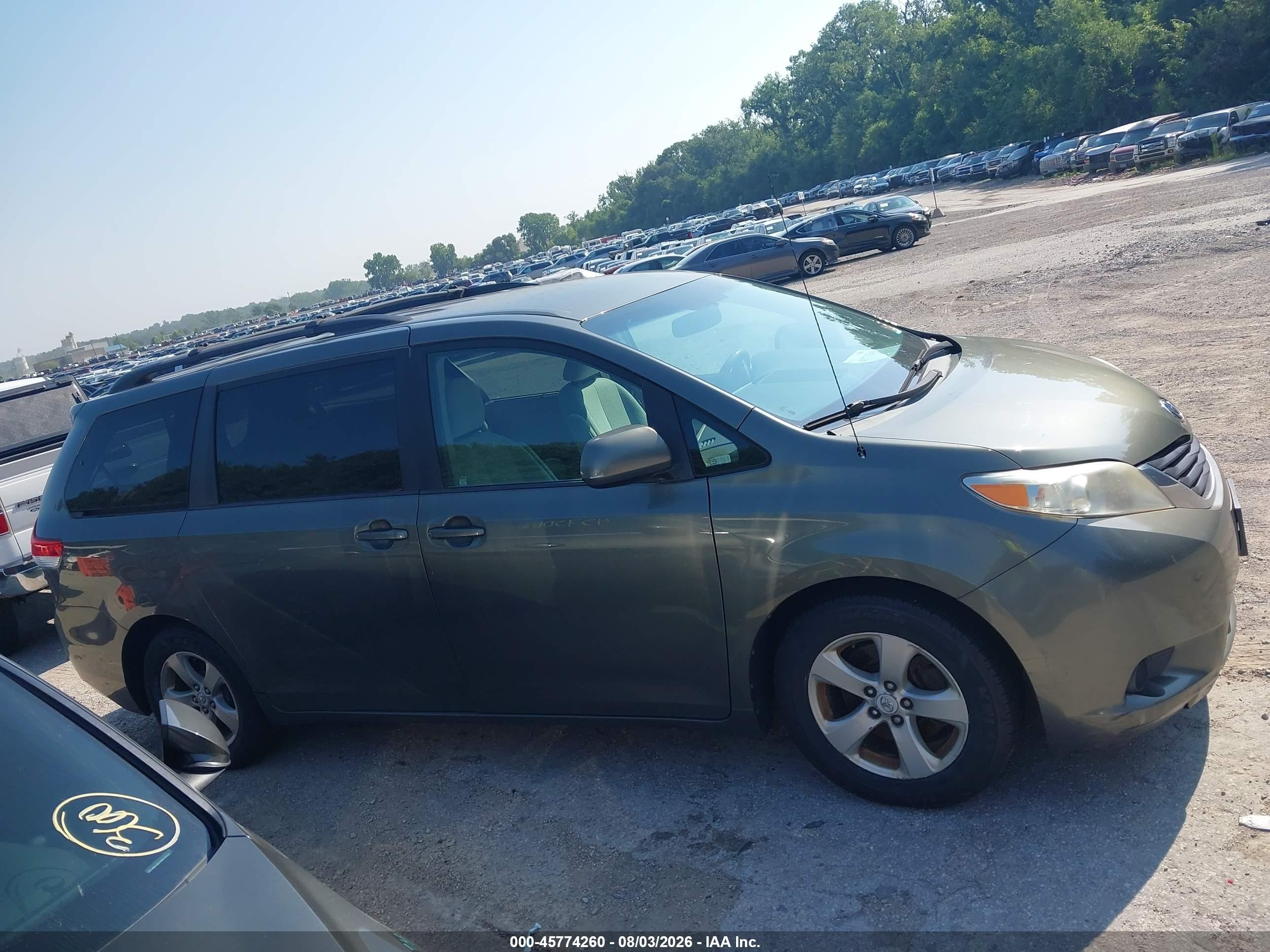 2011 Toyota Sienna Le V6 Серый vin: 5TDKK3DC9BS011765