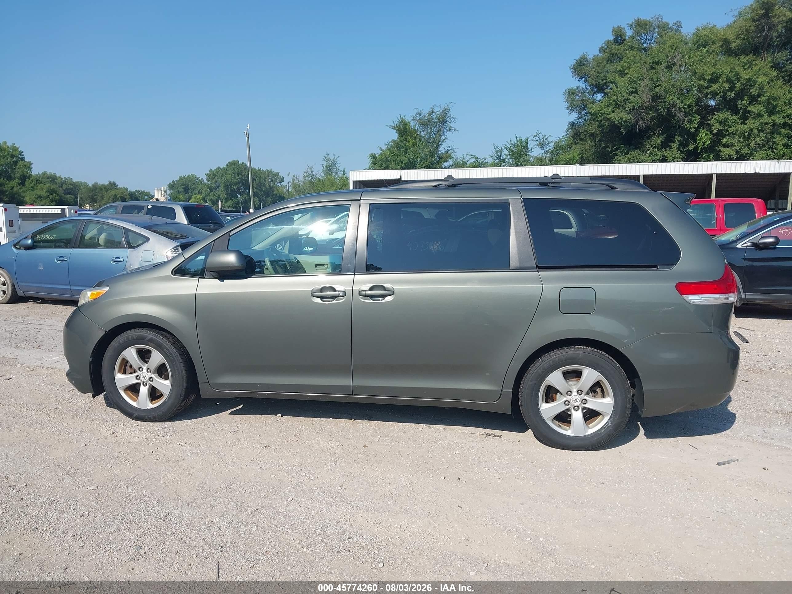 2011 Toyota Sienna Le V6 Серый vin: 5TDKK3DC9BS011765