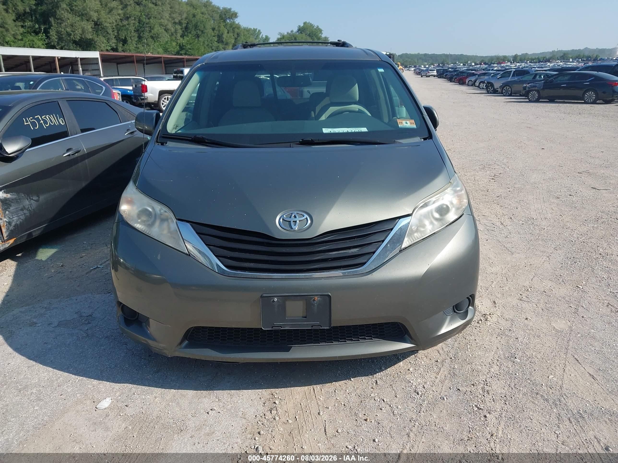 2011 Toyota Sienna Le V6 Серый vin: 5TDKK3DC9BS011765