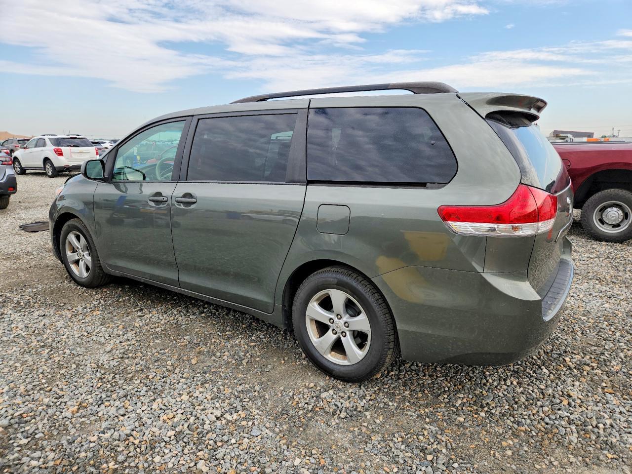 2011 Toyota Sienna Le Green vin: 5TDKK3DC9BS017372