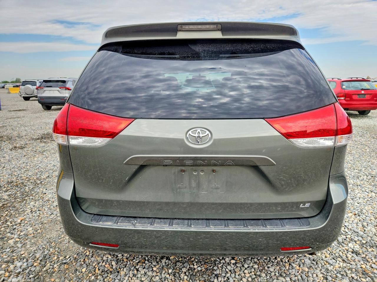 2011 Toyota Sienna Le Green vin: 5TDKK3DC9BS017372