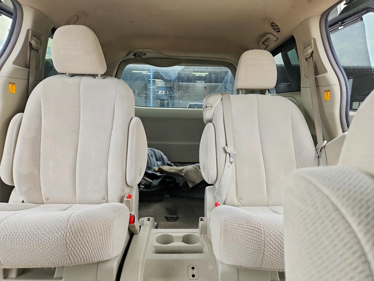 2011 Toyota Sienna Le Green vin: 5TDKK3DC9BS017372