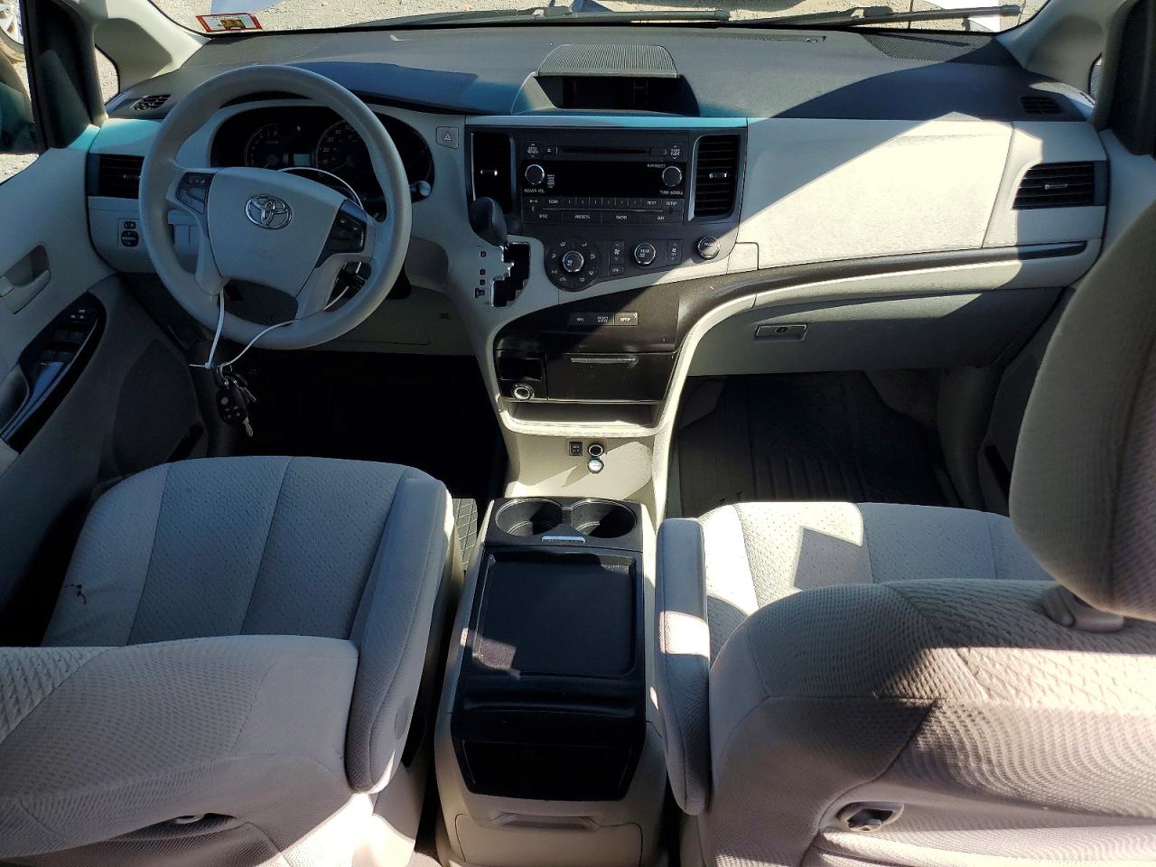 2011 Toyota Sienna Le Gray vin: 5TDKK3DC9BS030171
