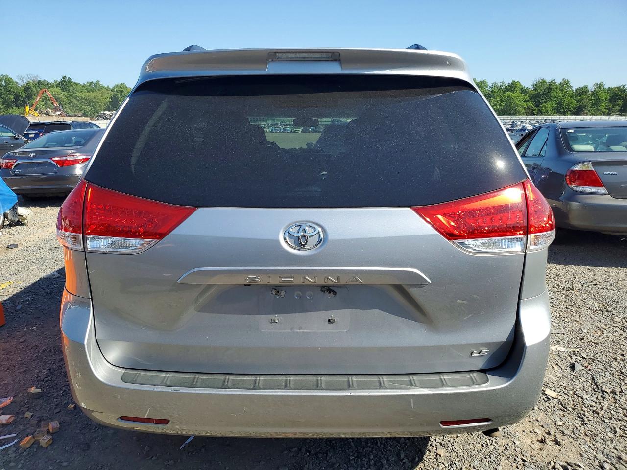 2011 Toyota Sienna Le Gray vin: 5TDKK3DC9BS030171
