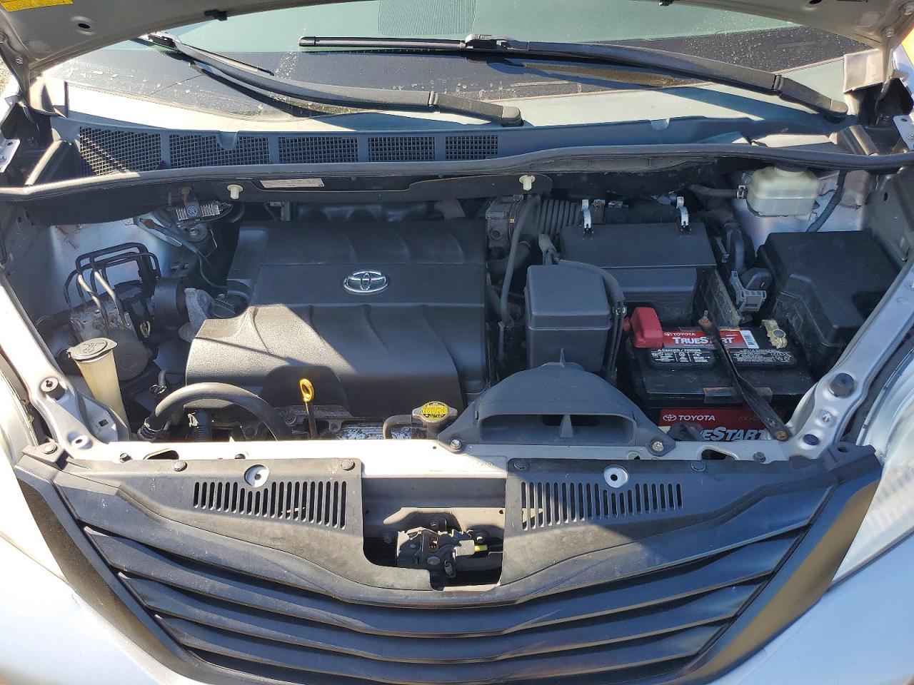 2011 Toyota Sienna Le Gray vin: 5TDKK3DC9BS030171