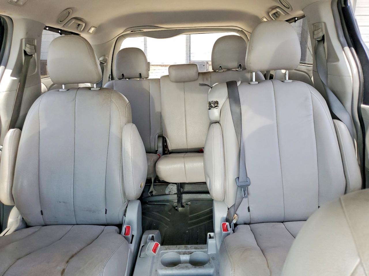 2011 Toyota Sienna Le Gray vin: 5TDKK3DC9BS048718
