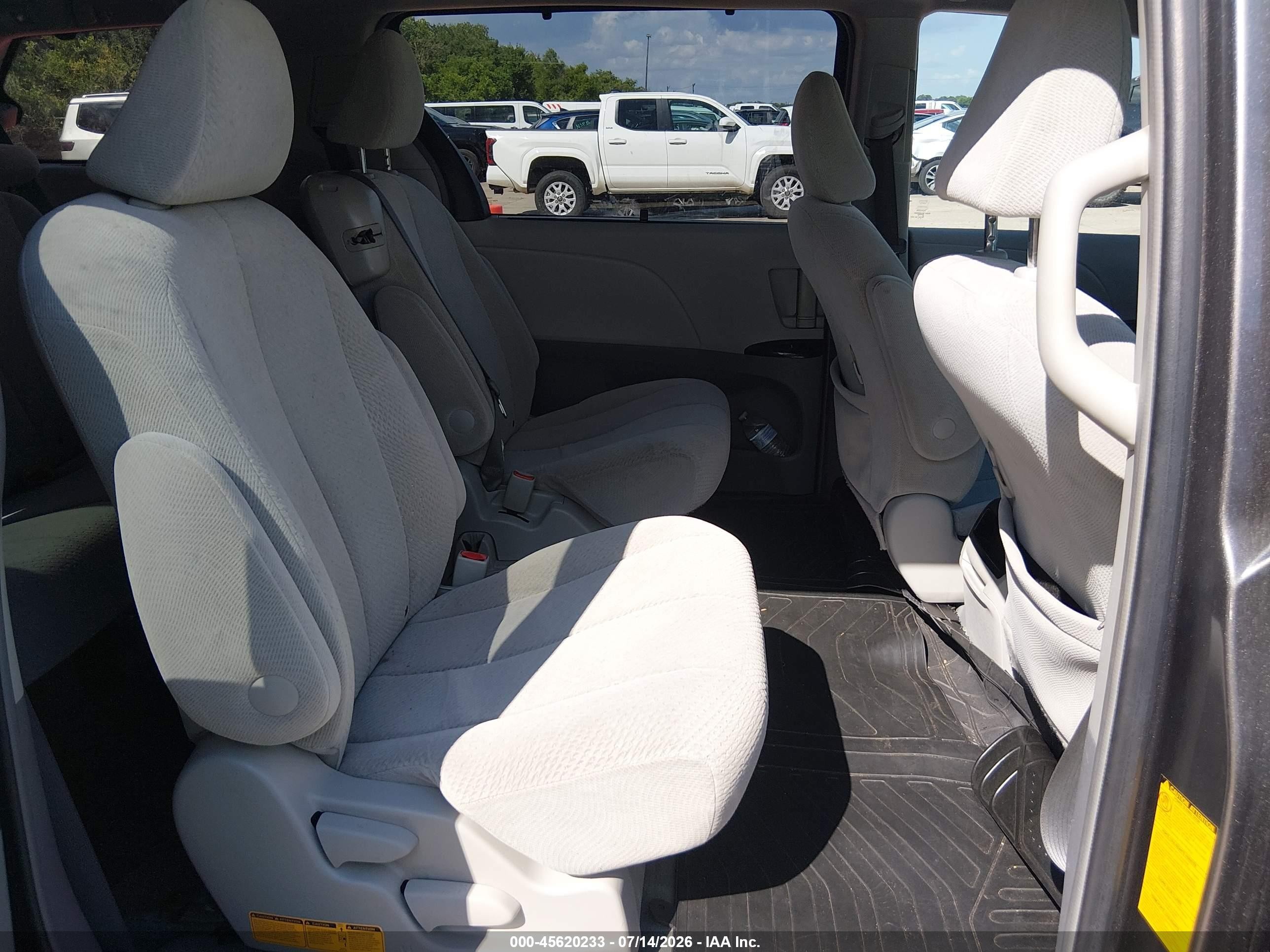 2011 Toyota Sienna Le V6 Gray vin: 5TDKK3DC9BS056091