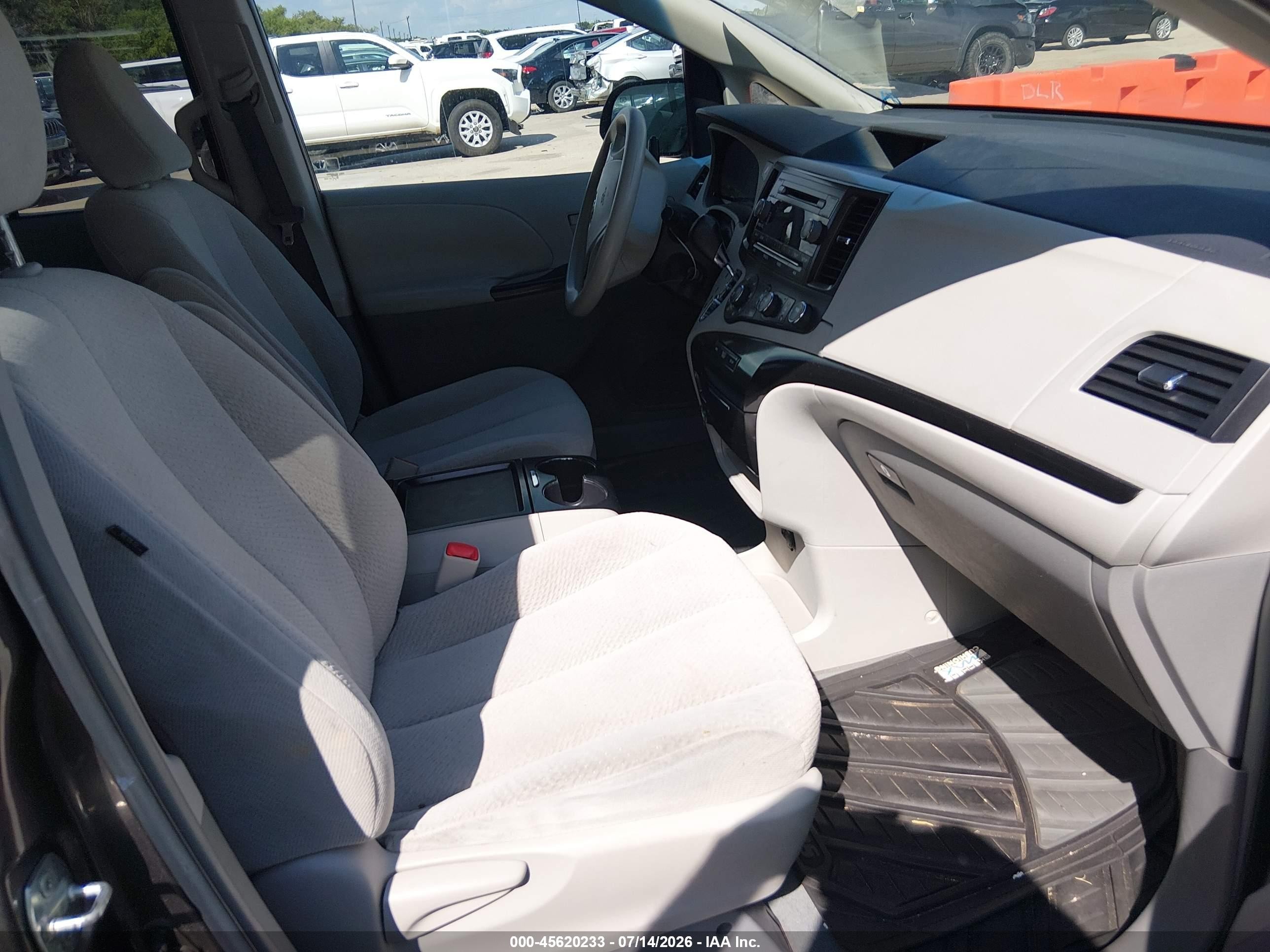 2011 Toyota Sienna Le V6 Gray vin: 5TDKK3DC9BS056091