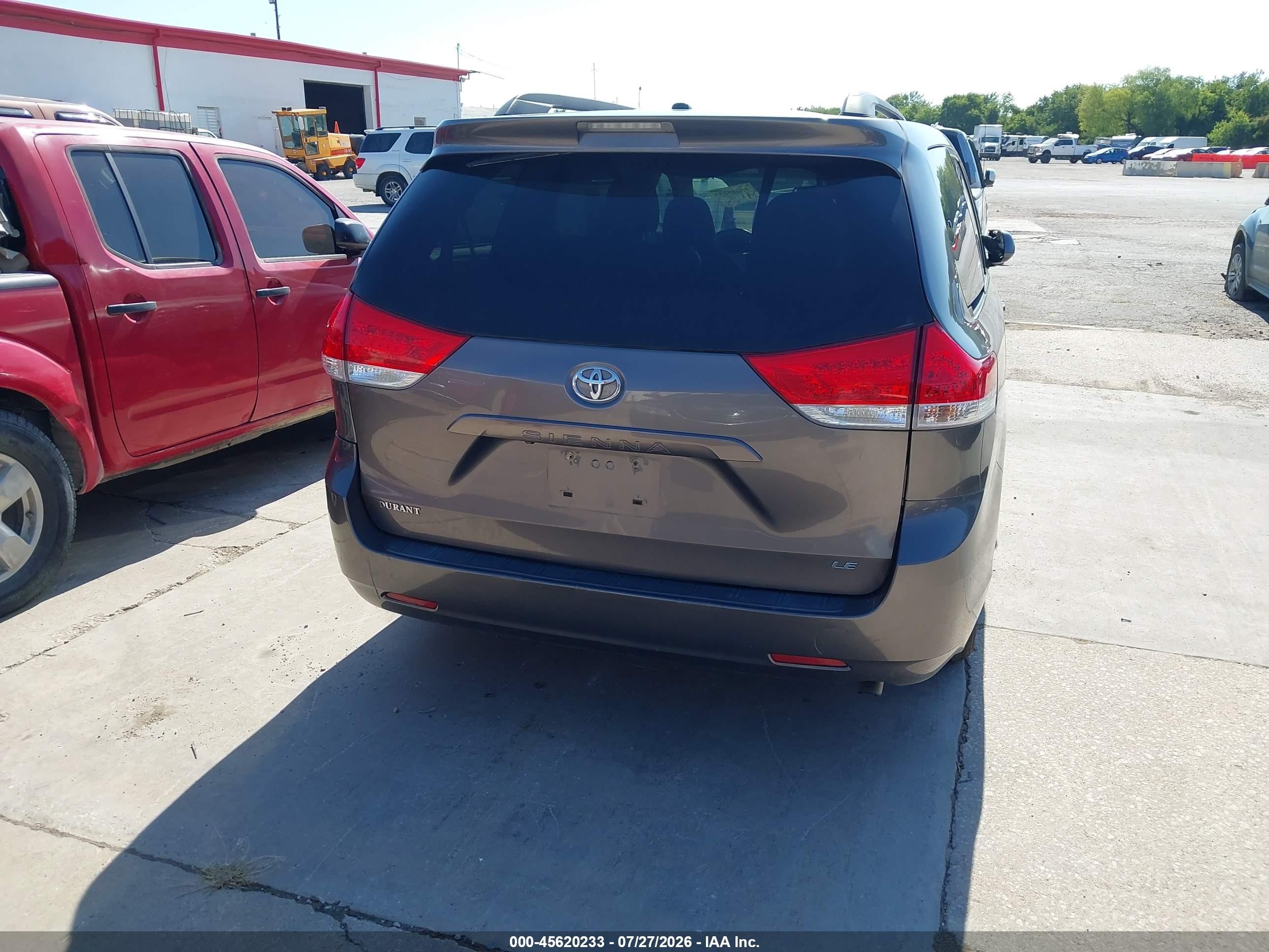 2011 Toyota Sienna Le V6 Gray vin: 5TDKK3DC9BS056091
