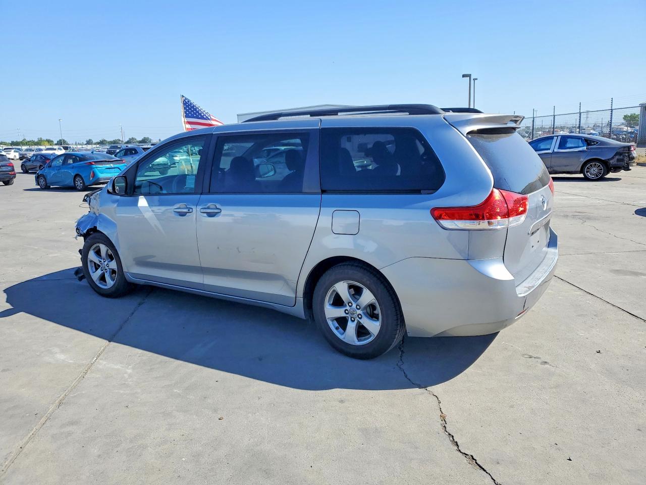 2011 Toyota Sienna Le Silver vin: 5TDKK3DC9BS081279