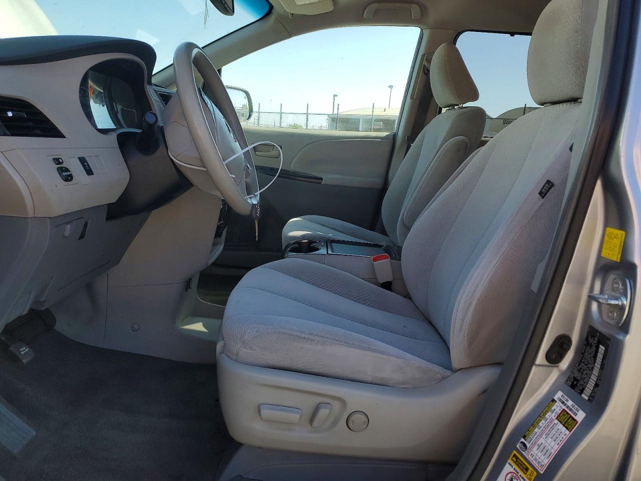 2011 Toyota Sienna Le Silver vin: 5TDKK3DC9BS081279