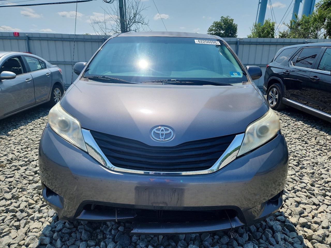 2011 Toyota Sienna Le Gray vin: 5TDKK3DC9BS093061
