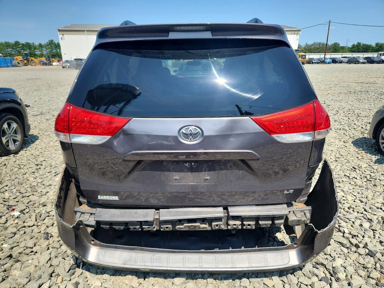 2011 Toyota Sienna Le Gray vin: 5TDKK3DC9BS093061