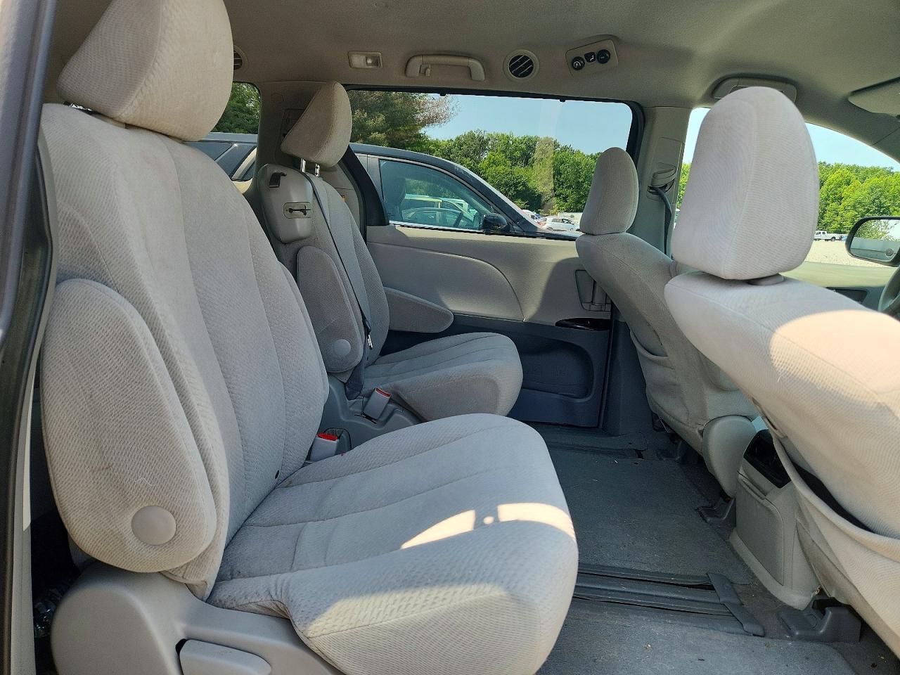 2011 Toyota Sienna Le Gray vin: 5TDKK3DC9BS093061