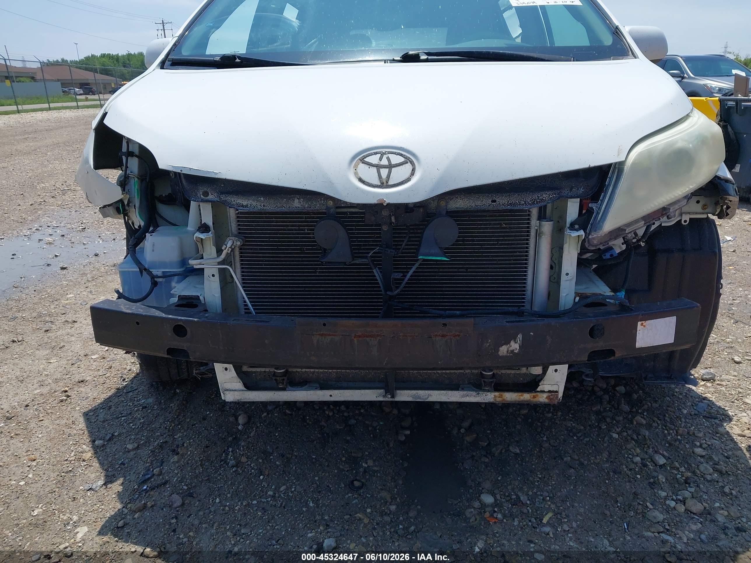 2011 Toyota Sienna Le V6 White vin: 5TDKK3DC9BS099510