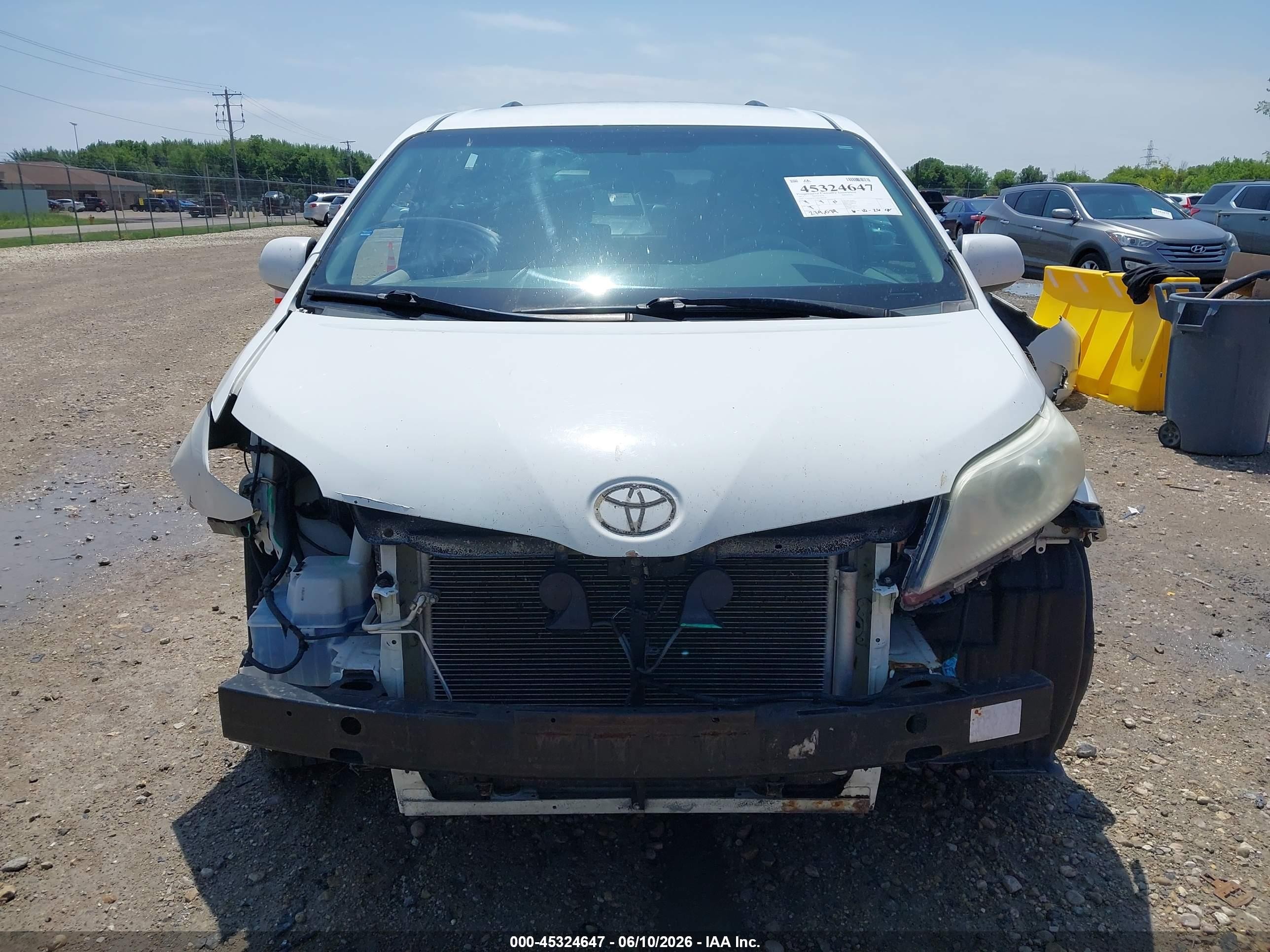 2011 Toyota Sienna Le V6 White vin: 5TDKK3DC9BS099510