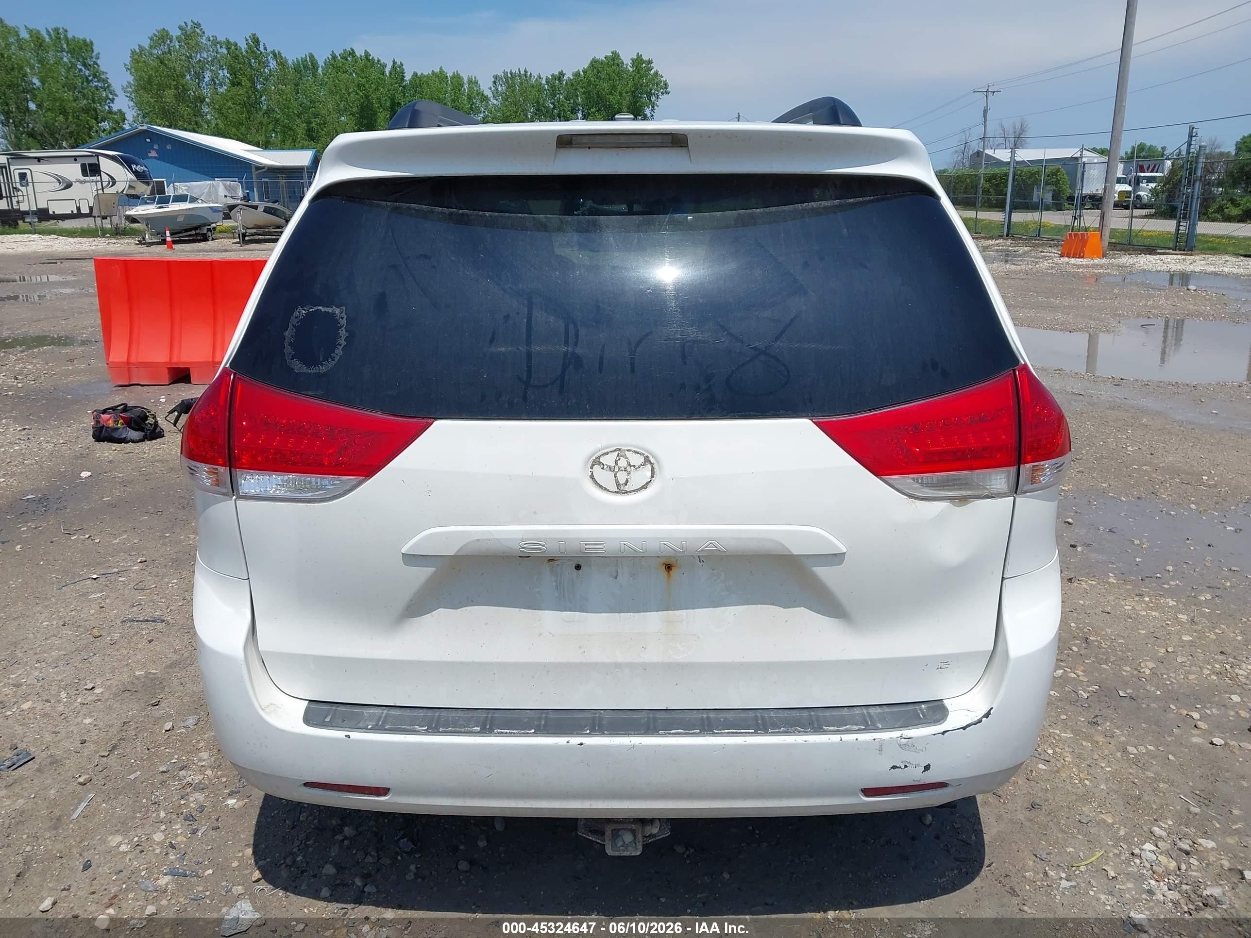 2011 Toyota Sienna Le V6 White vin: 5TDKK3DC9BS099510