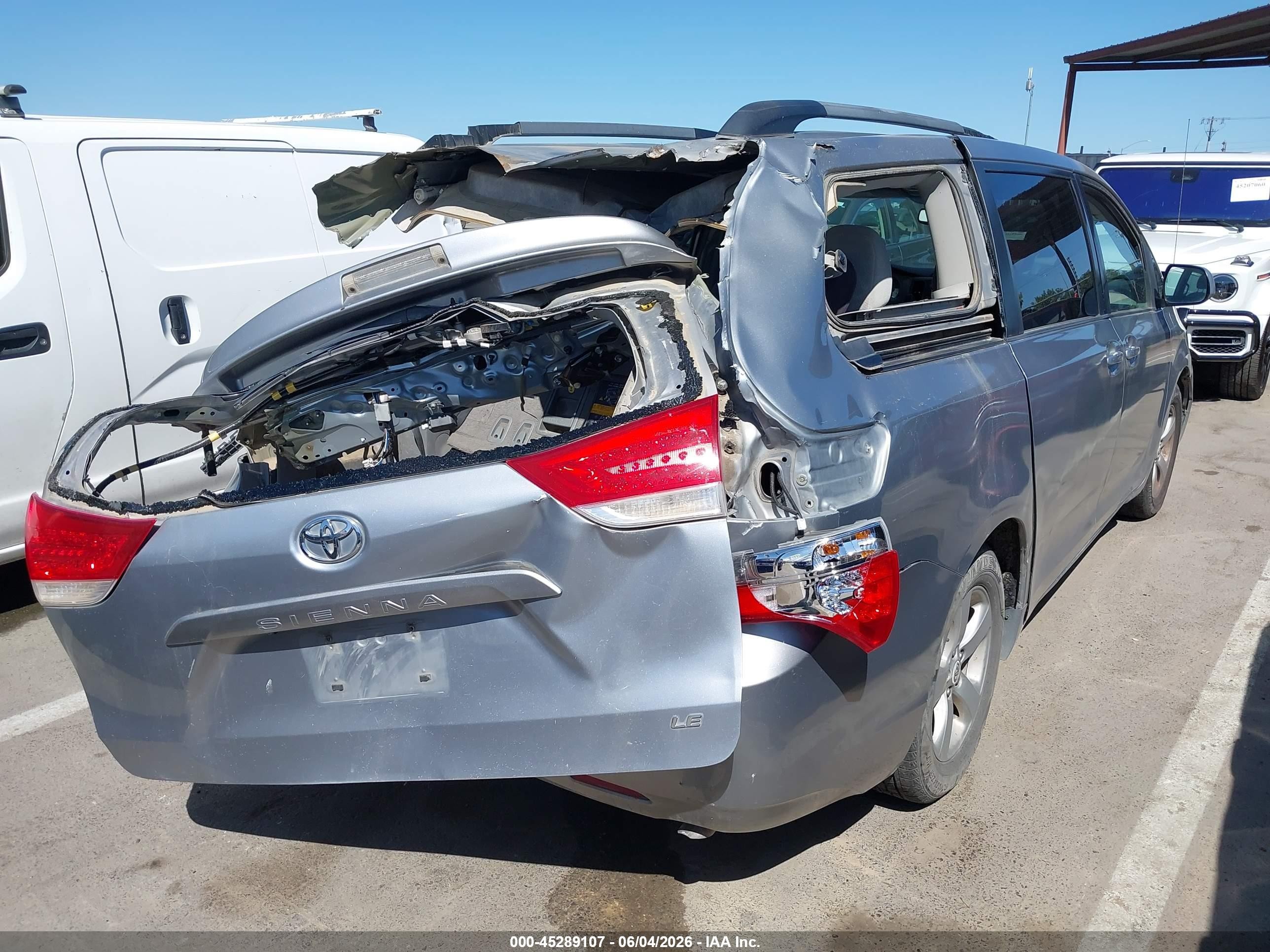2011 Toyota Sienna Le V6 Silver vin: 5TDKK3DC9BS107055