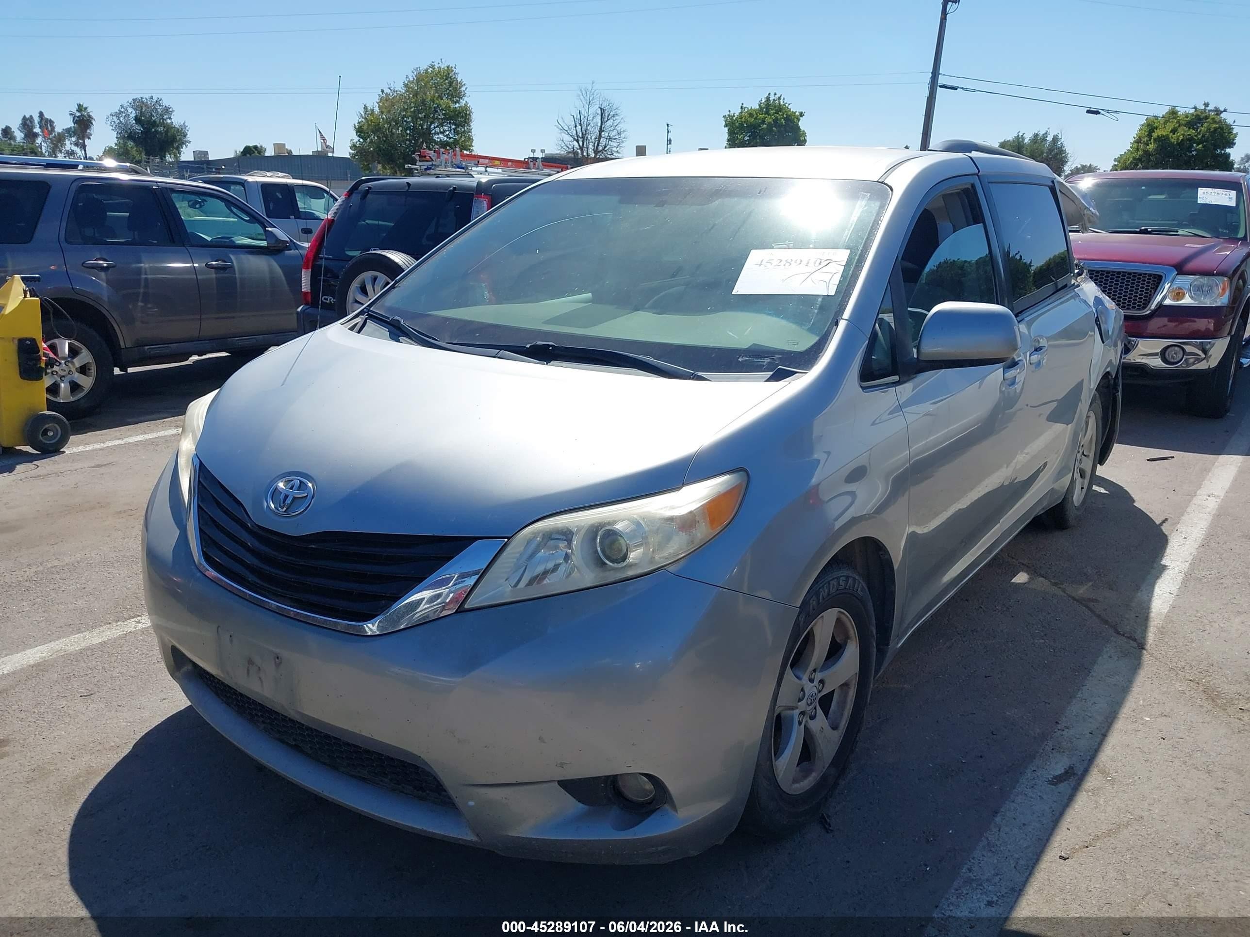 2011 Toyota Sienna Le V6 Silver vin: 5TDKK3DC9BS107055